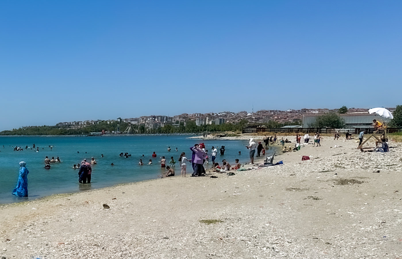 Küçükçekmece causeway: Menekşe strand