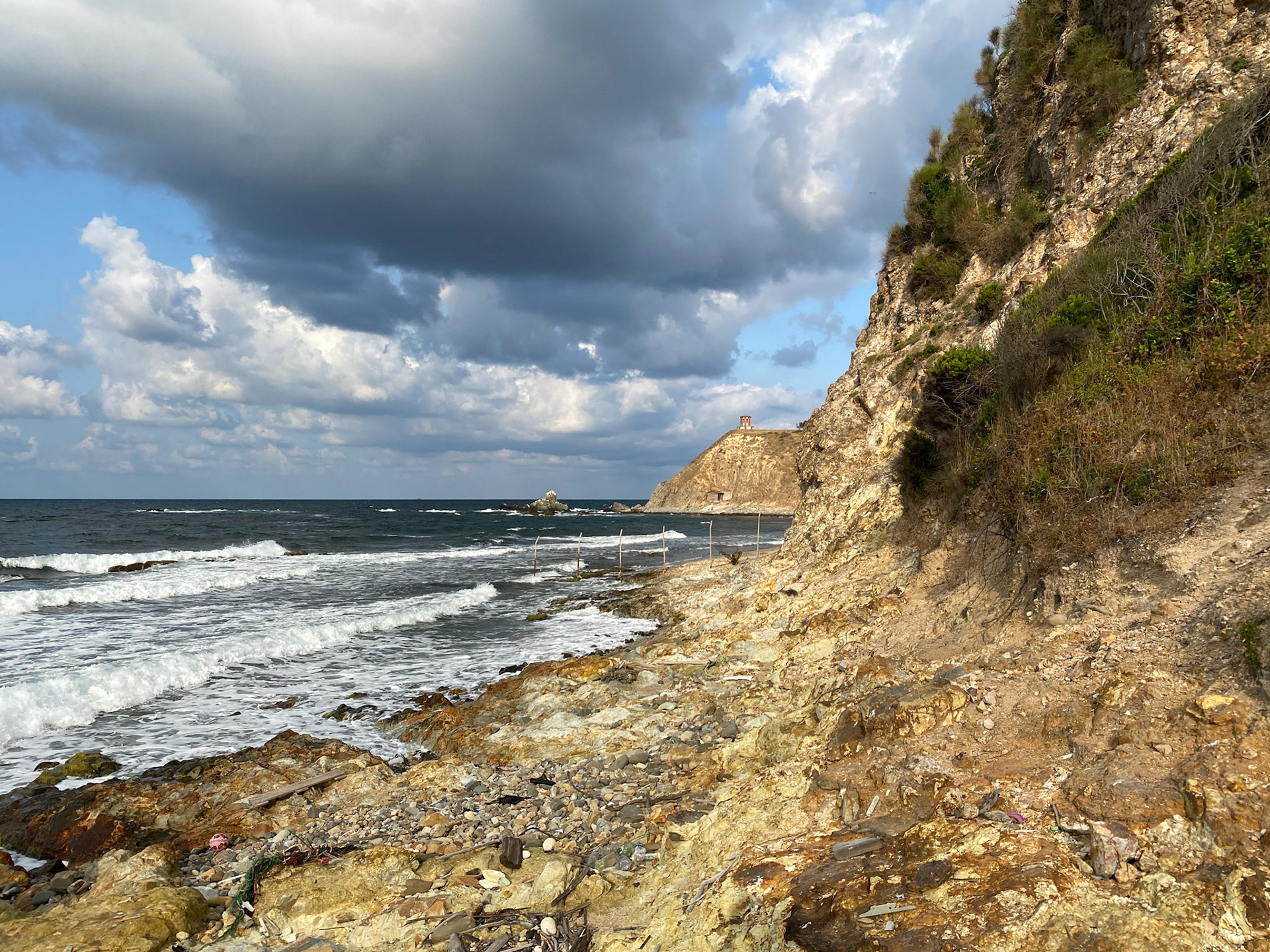 just west of the 'English' houses: the shore looking east