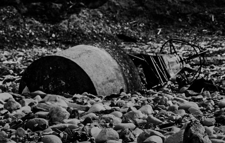 Black Sea coast east of Yeniköy: washed-up lighting buoy