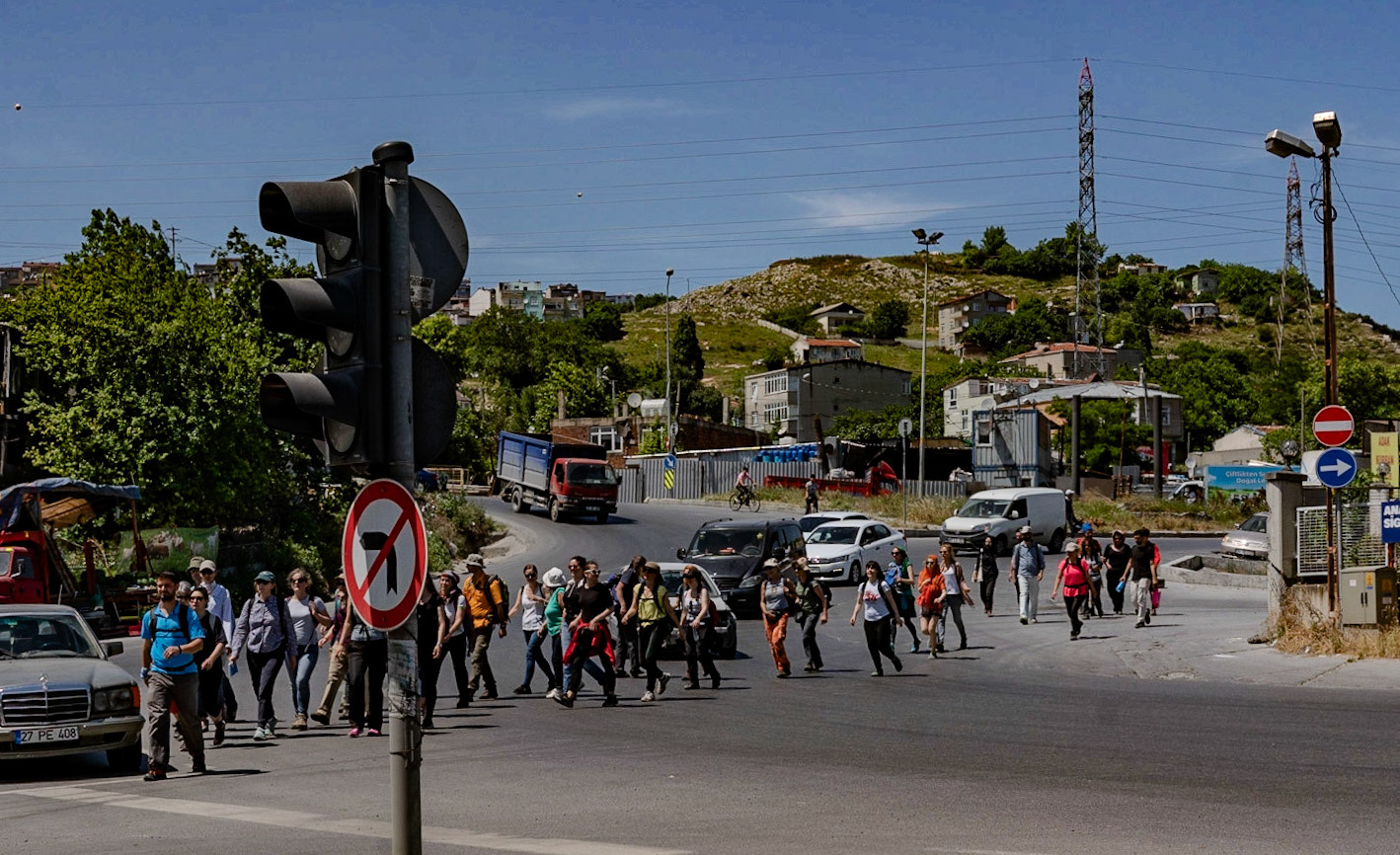 Altınşehir: crossing a road (the town is sliced by busy roads with few safe places to cross)