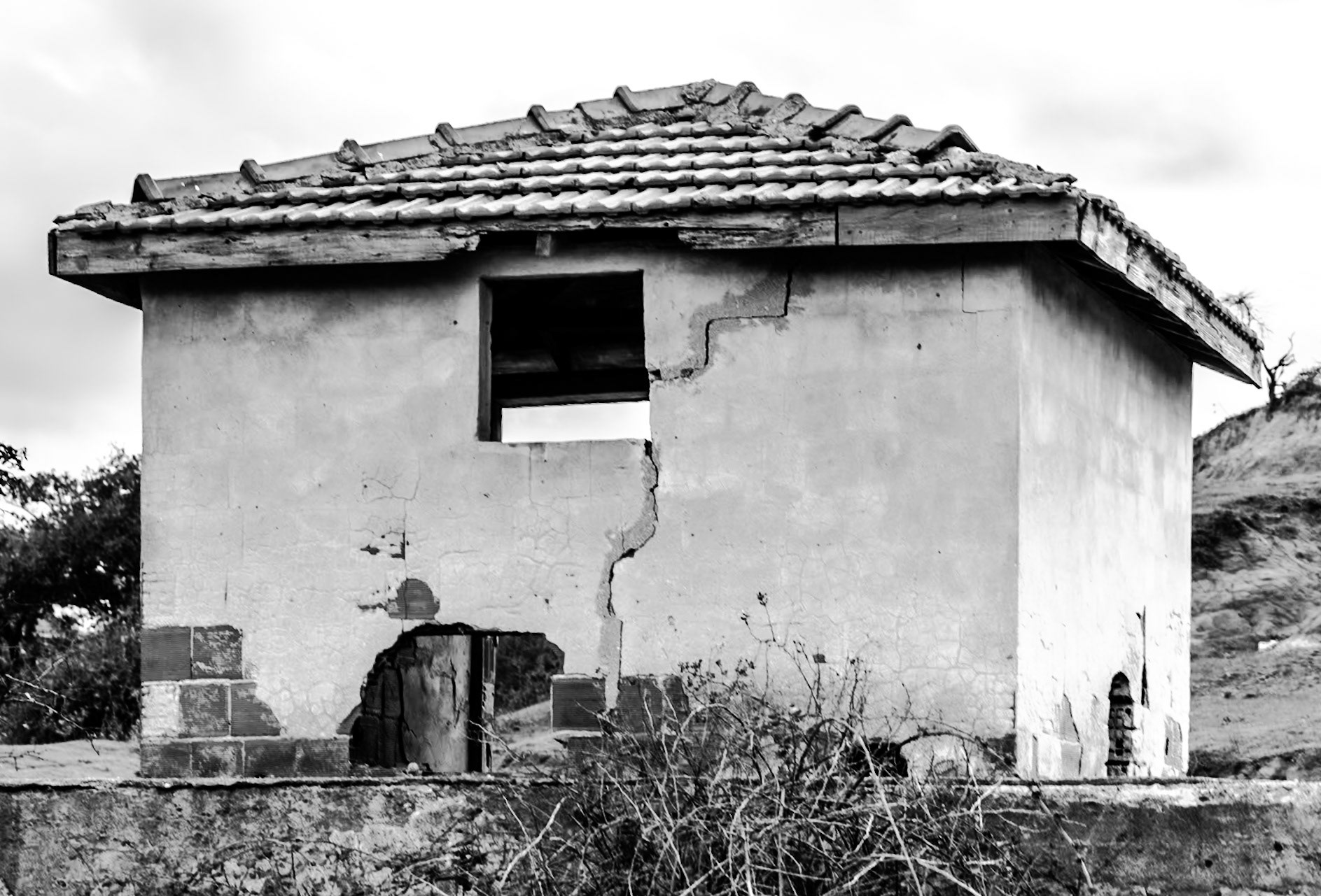 heading west from Akpınar: modern ruin