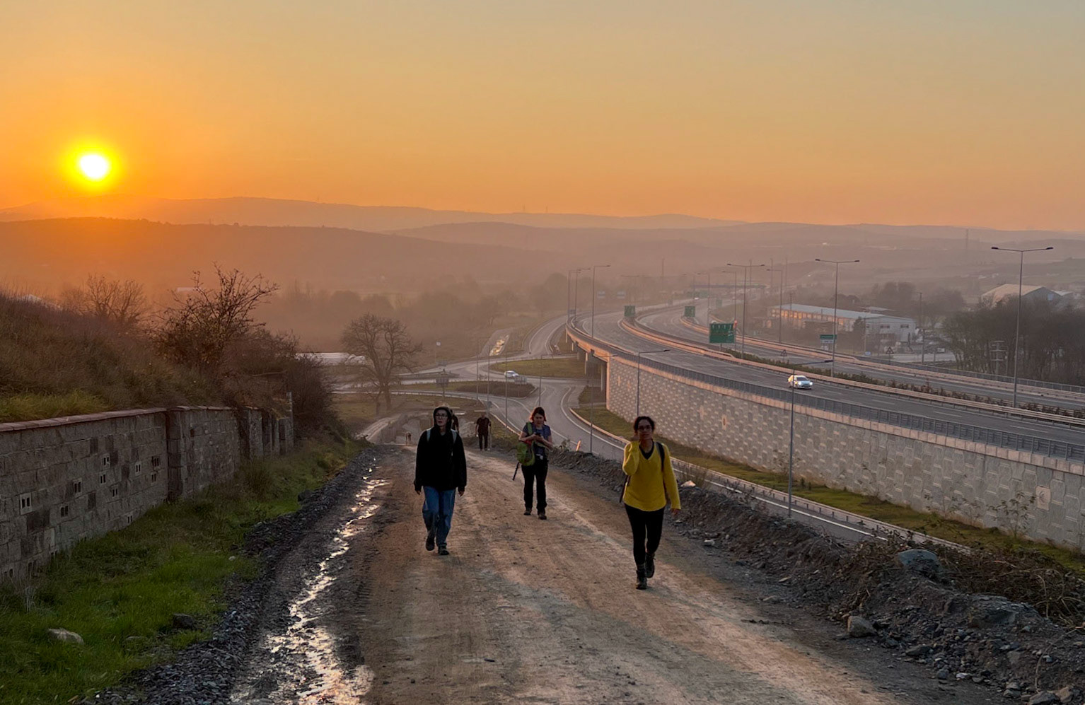 Hüseyinli motorway crossing: coming up the hill at sunset