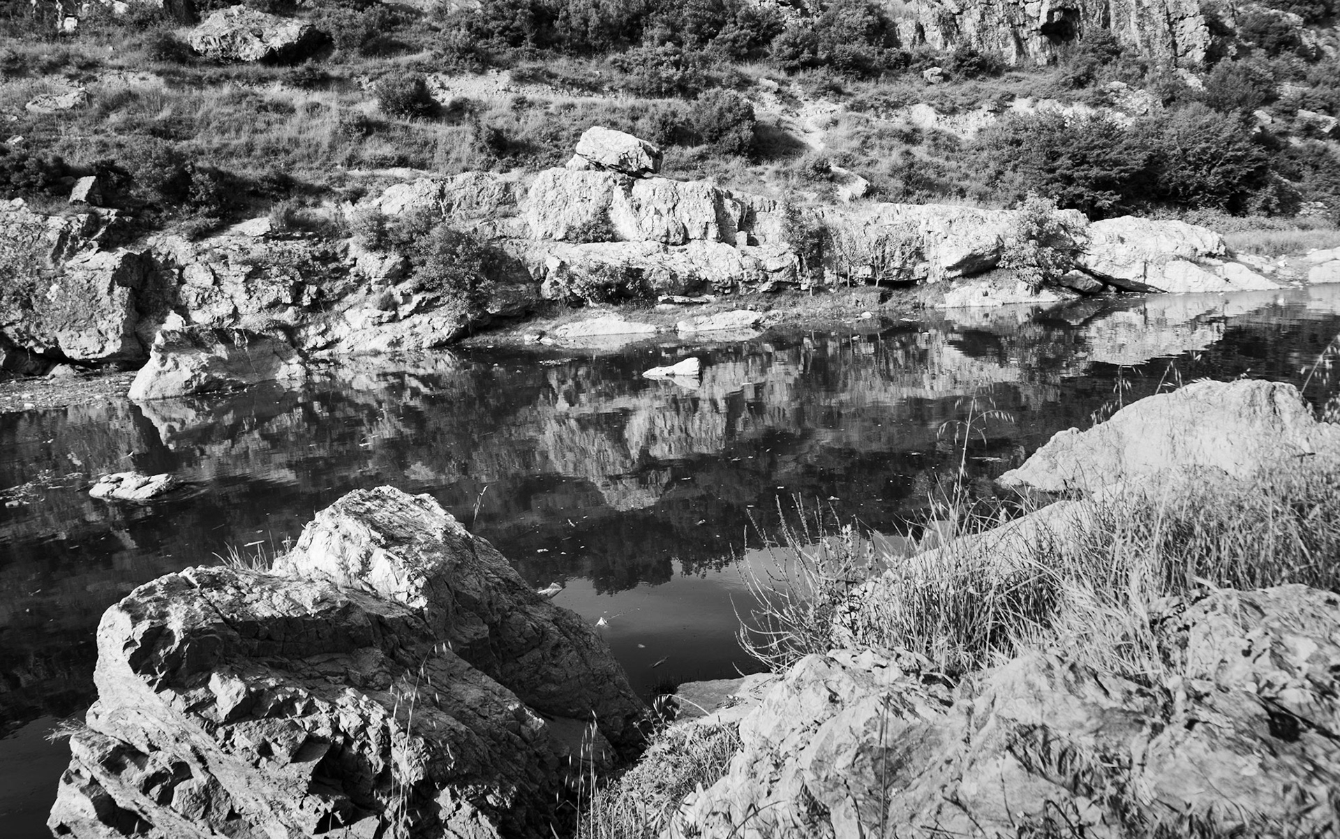 Paşaköy gorge: rocky reflection