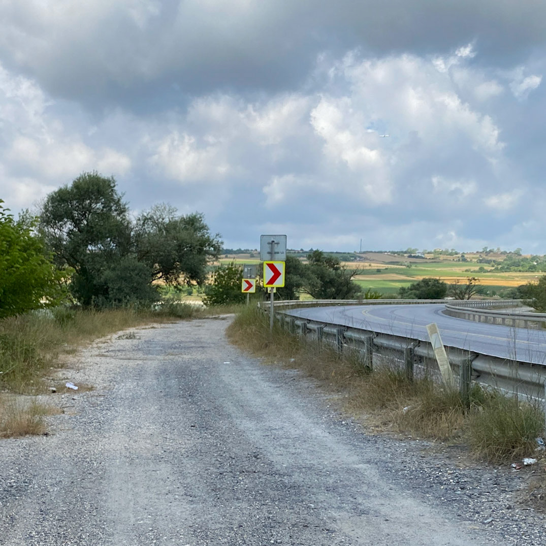 Sazlıdere northern reservoir: signs on the causeway to Sazlibosna