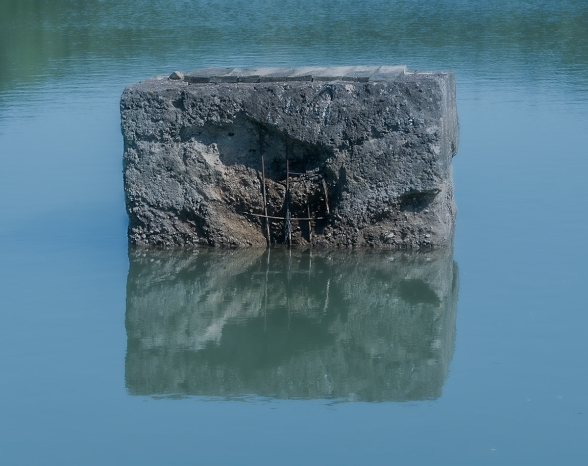 İshaklı reservoir: concrete block in water