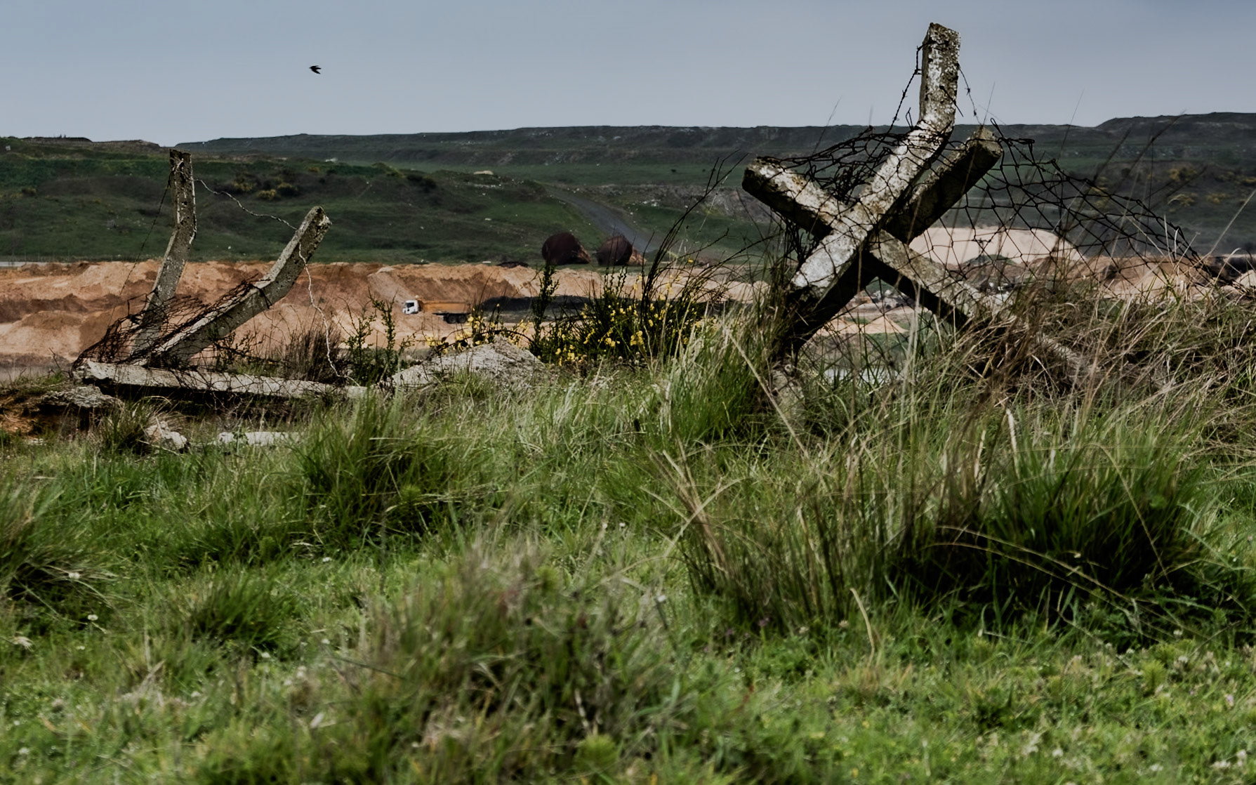 Yeniköy: fallen mine fencing