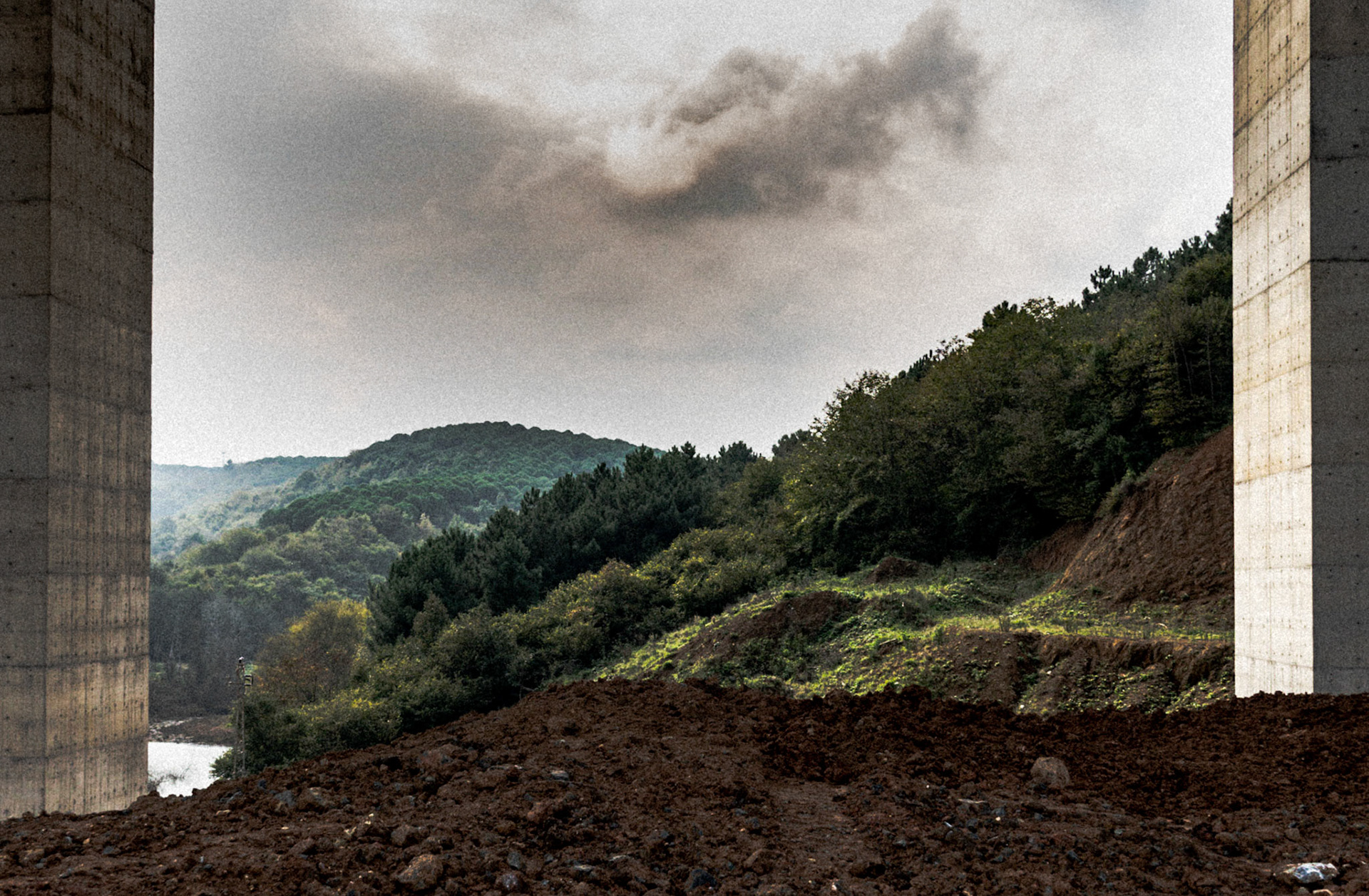 between Süçü Bayrı and Anadolu Feneri: landscape with motorway viaduct pillars