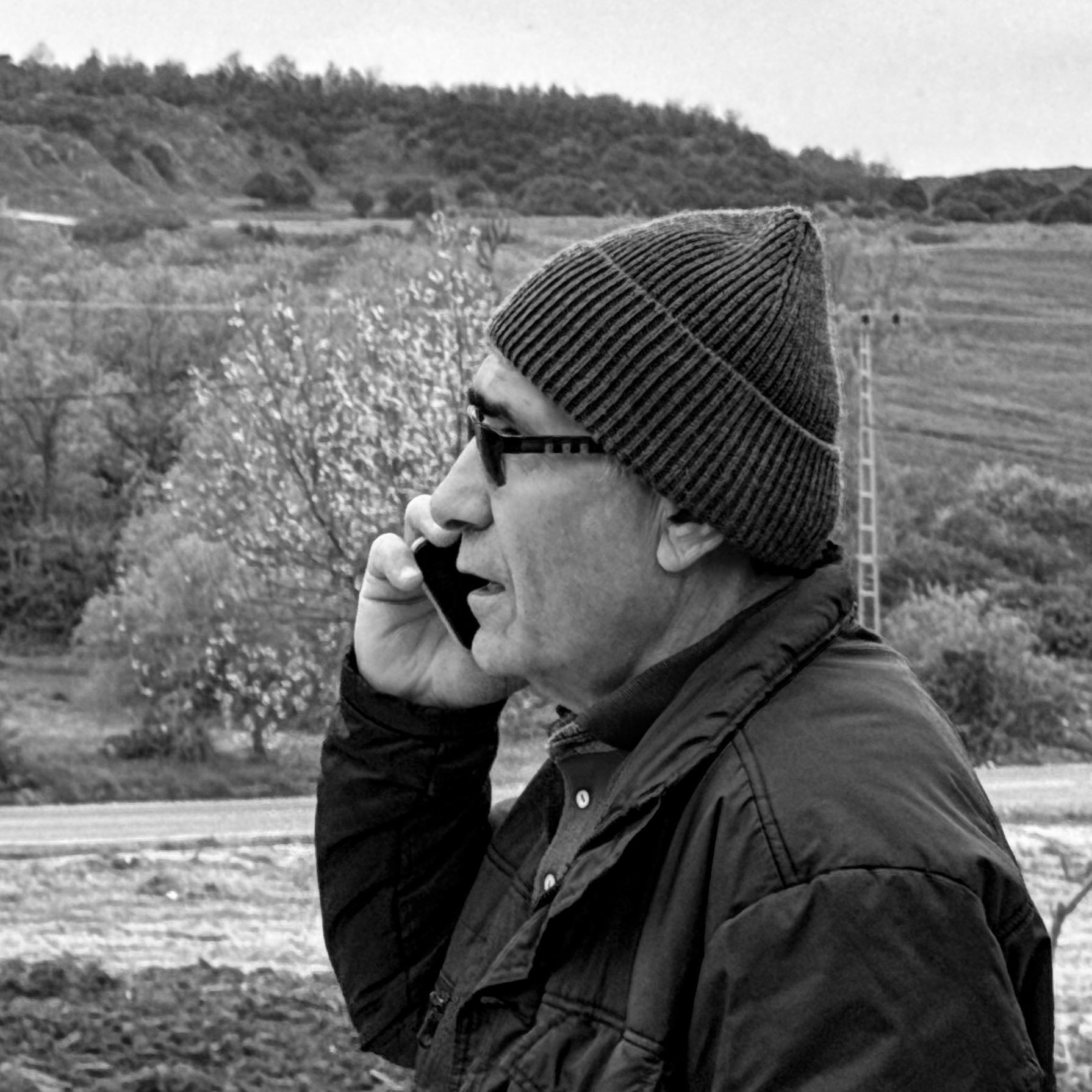 eastern Yeniköy: helpful houseowner speaking to the supposed owner of our daydog