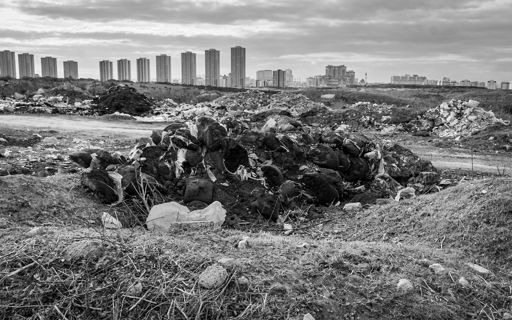 between speculators’ crest and the site of Spradon: Vaditepe tower blocks and a scatter of dumps