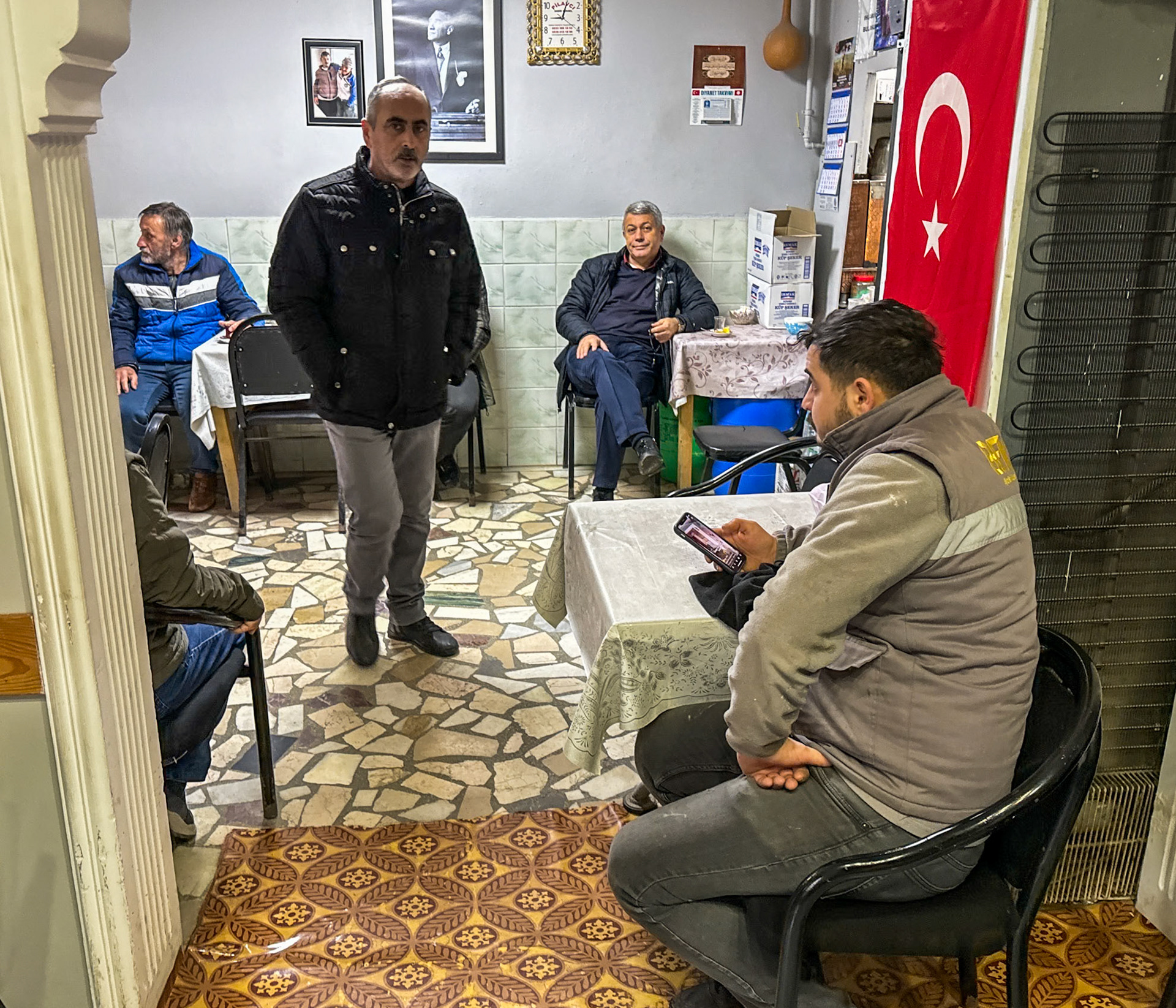 Alemdaǧ: café by the mosque