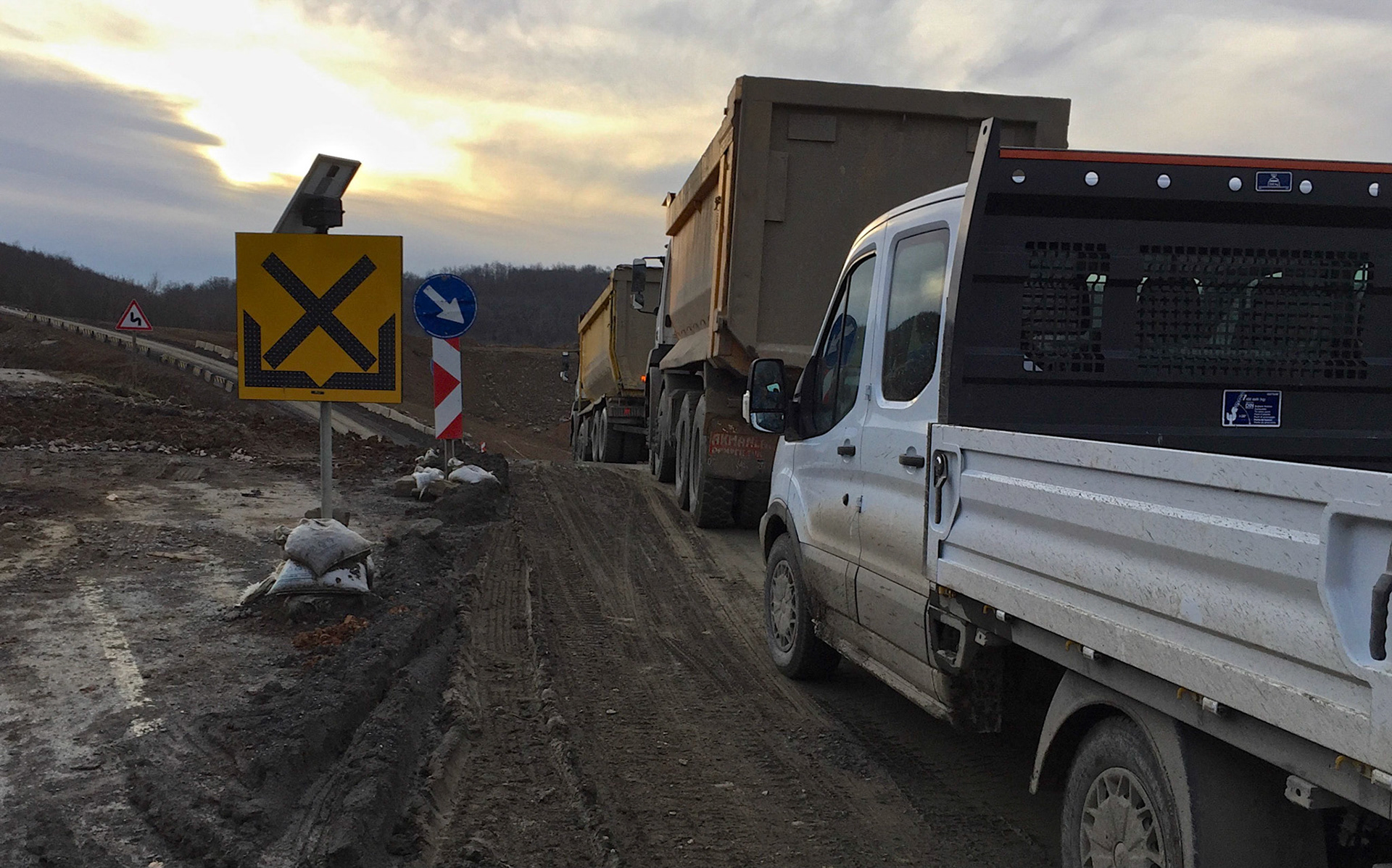 the motorway workings just before Öǧümce: dumper trucks a'dumping