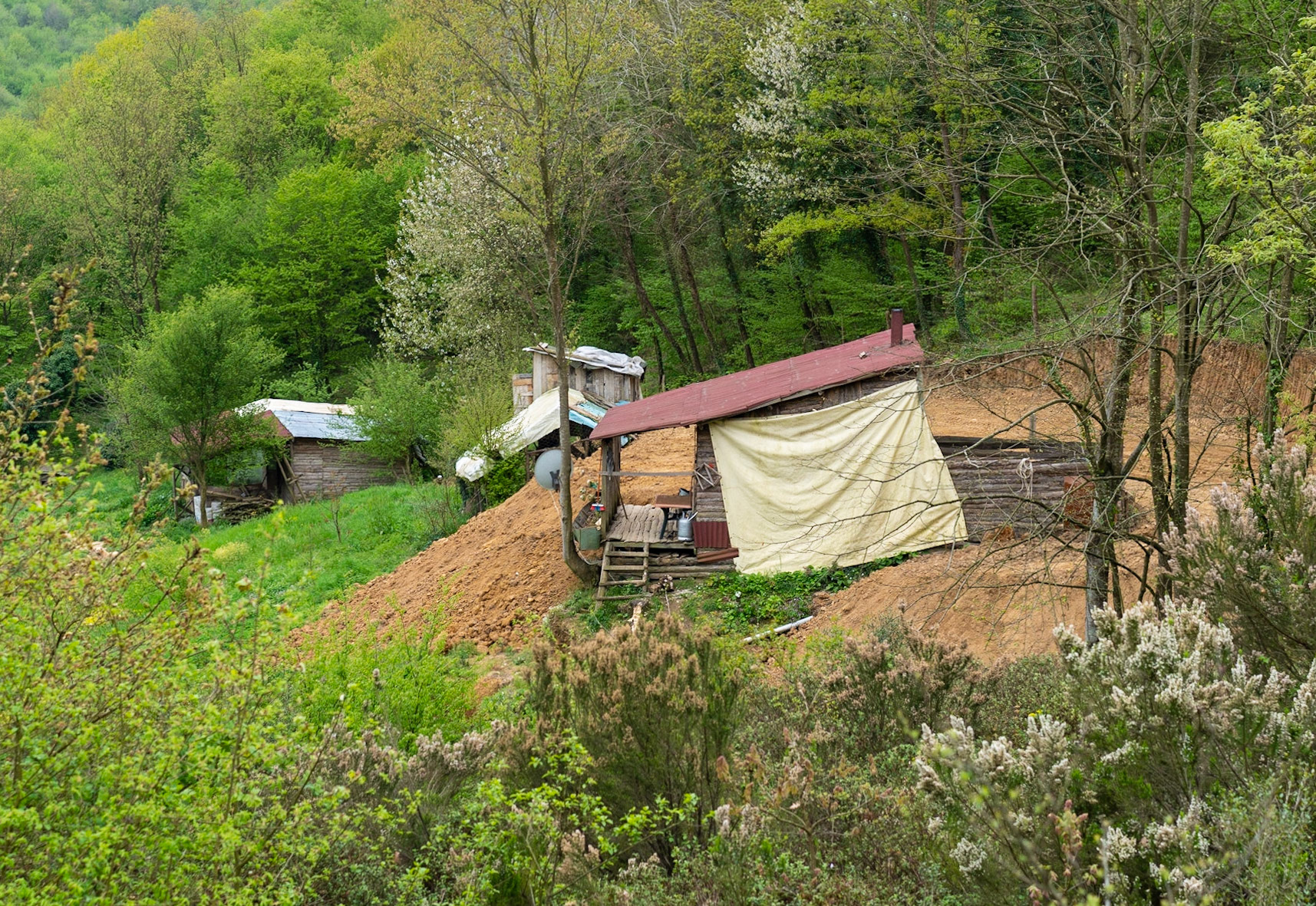 between Kılıçlı Köyü and İshaklıköy: farm huts