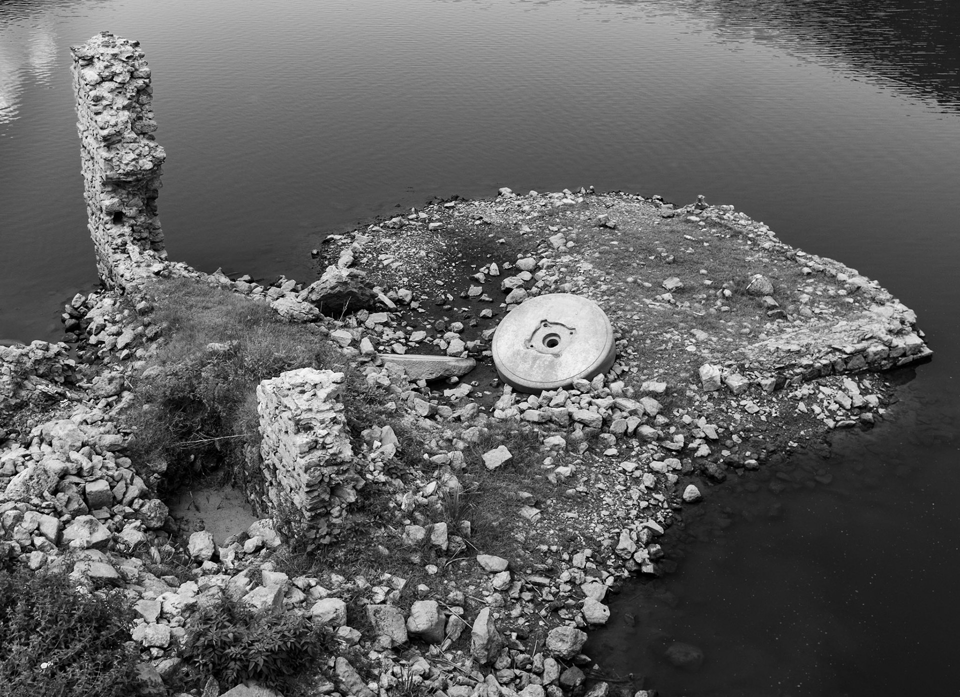 Şamlar gorge reservoir: the ruined mill just under the Ottoman dam