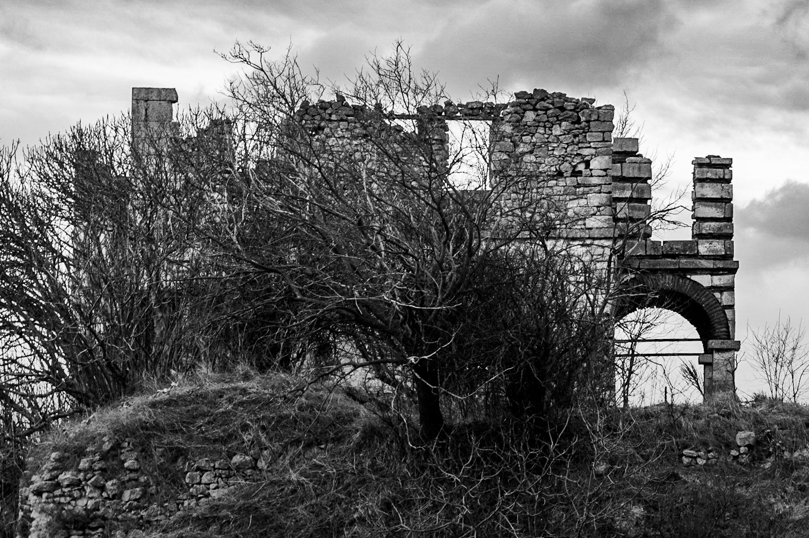 Azadlı and Resneli Ottoman ruins: view