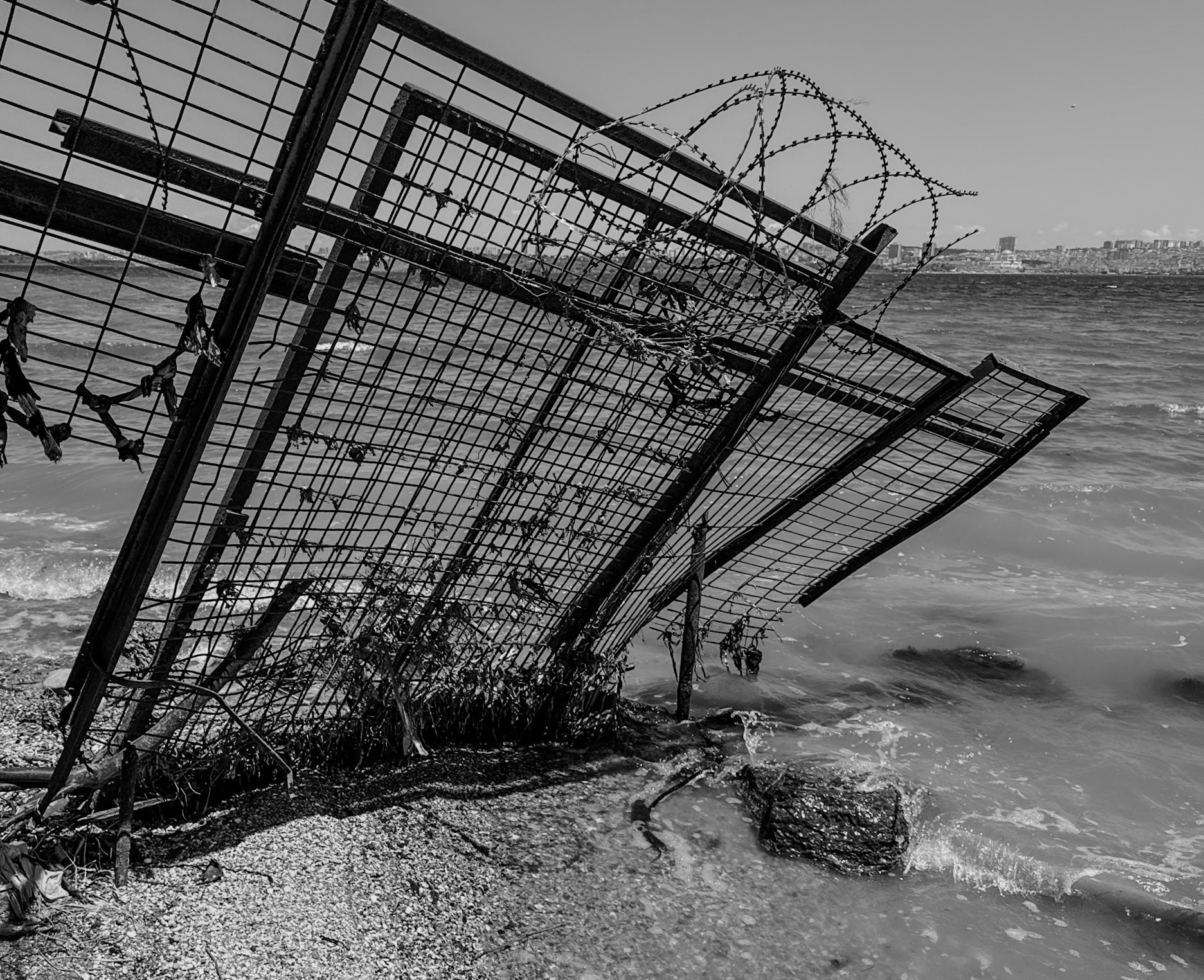 Paşa Eli Kent Parkı: the old lake-edge fence