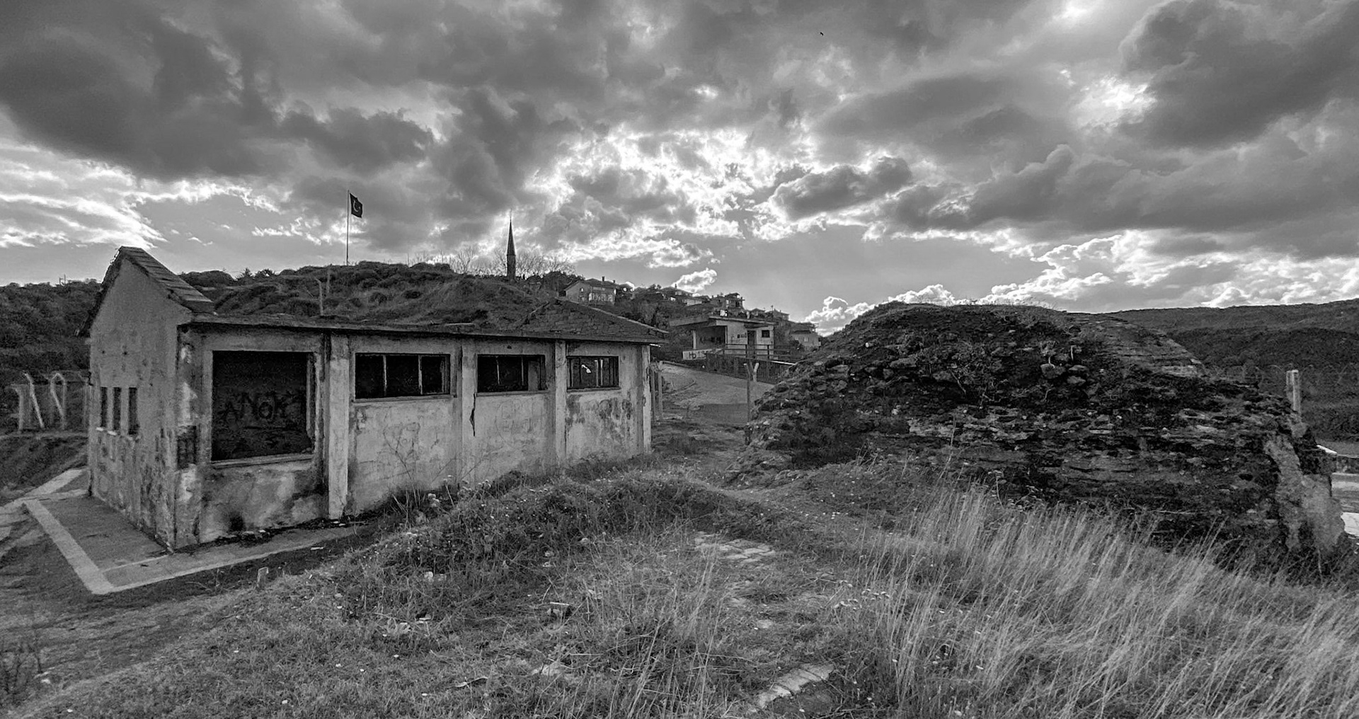 Poyraz viewpoint: ruined modern and Ottoman military buildings