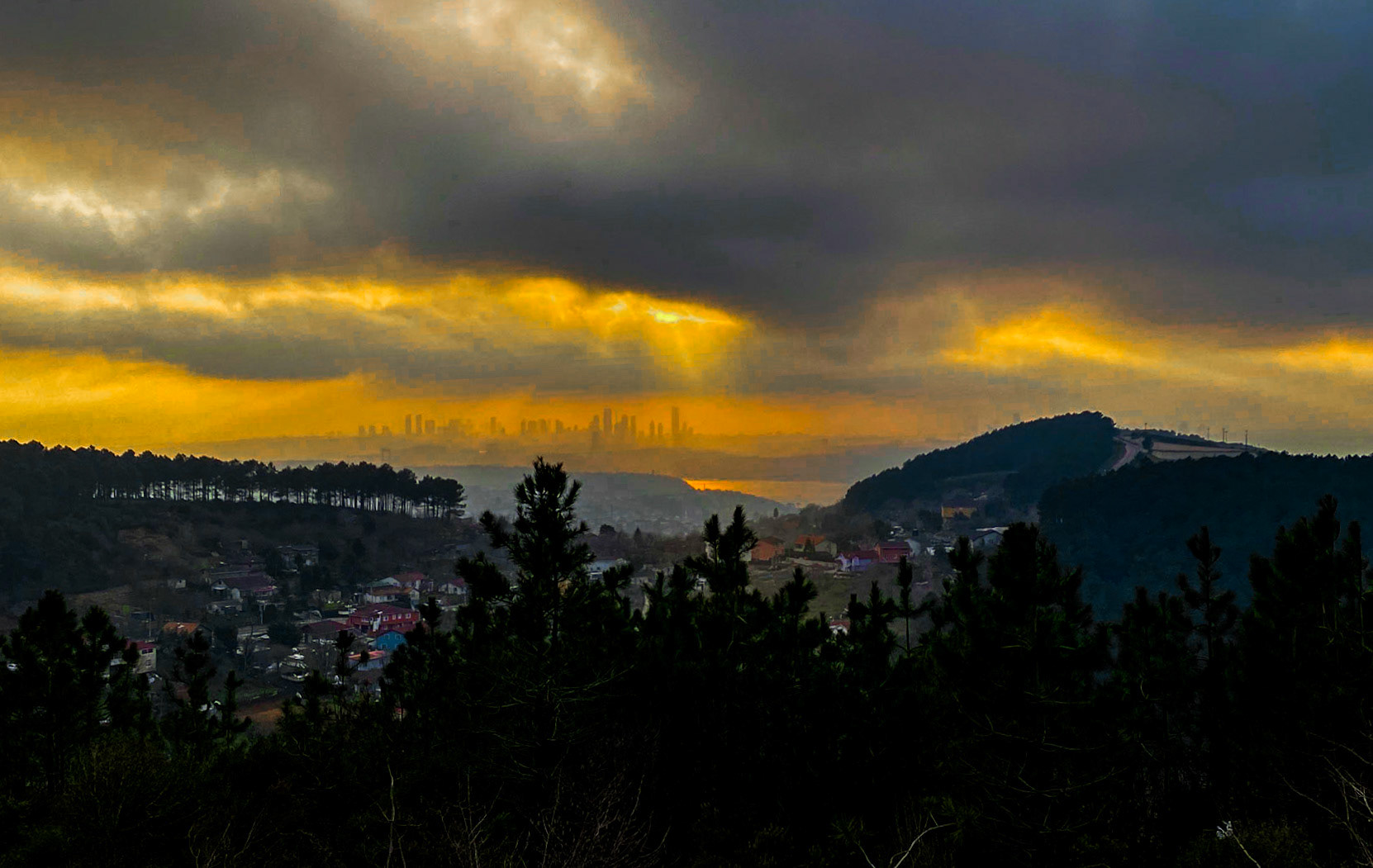 Toygar viewpoint: view at dusk towards Maslak