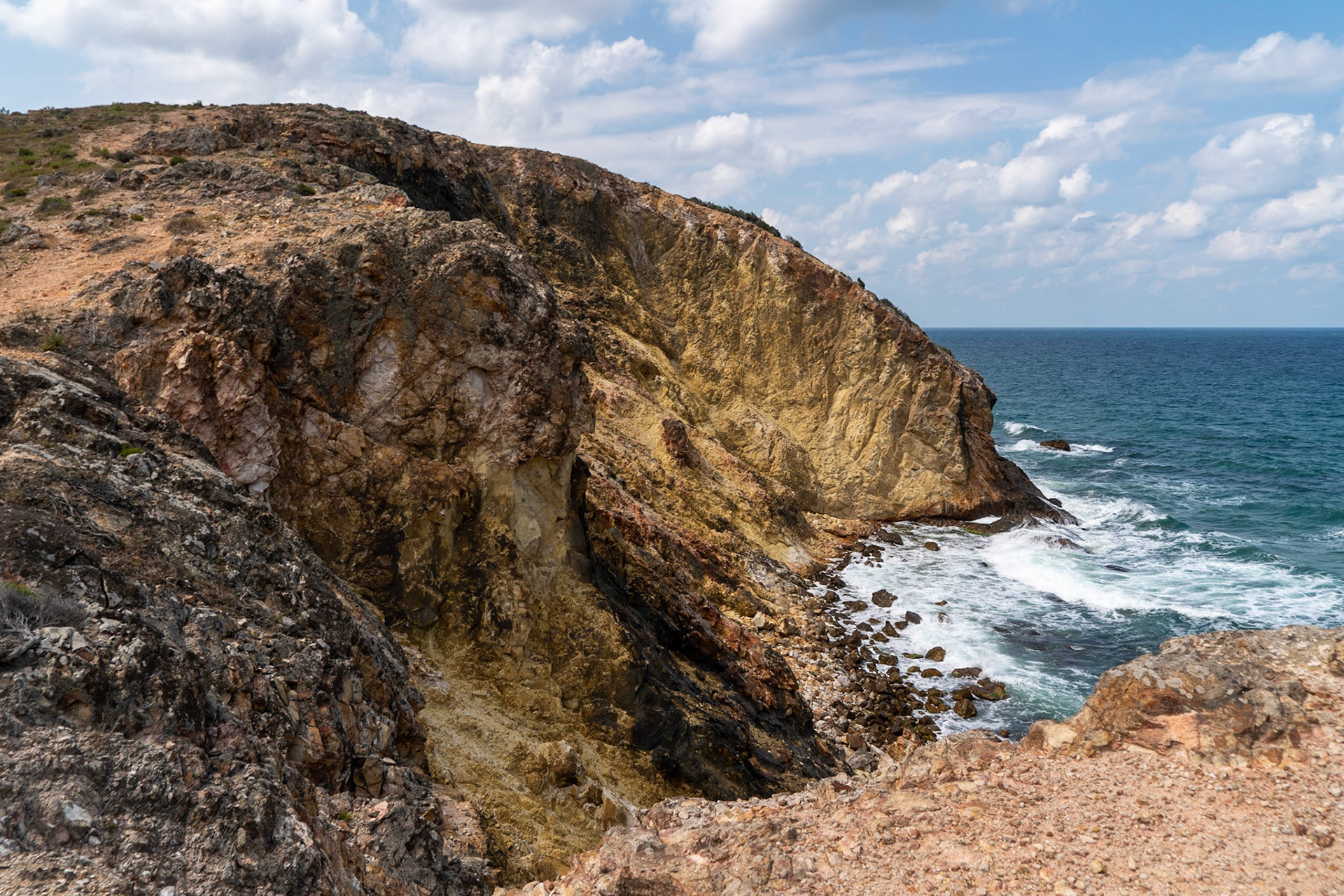the headland east of Kurna abandoned quarry: view west