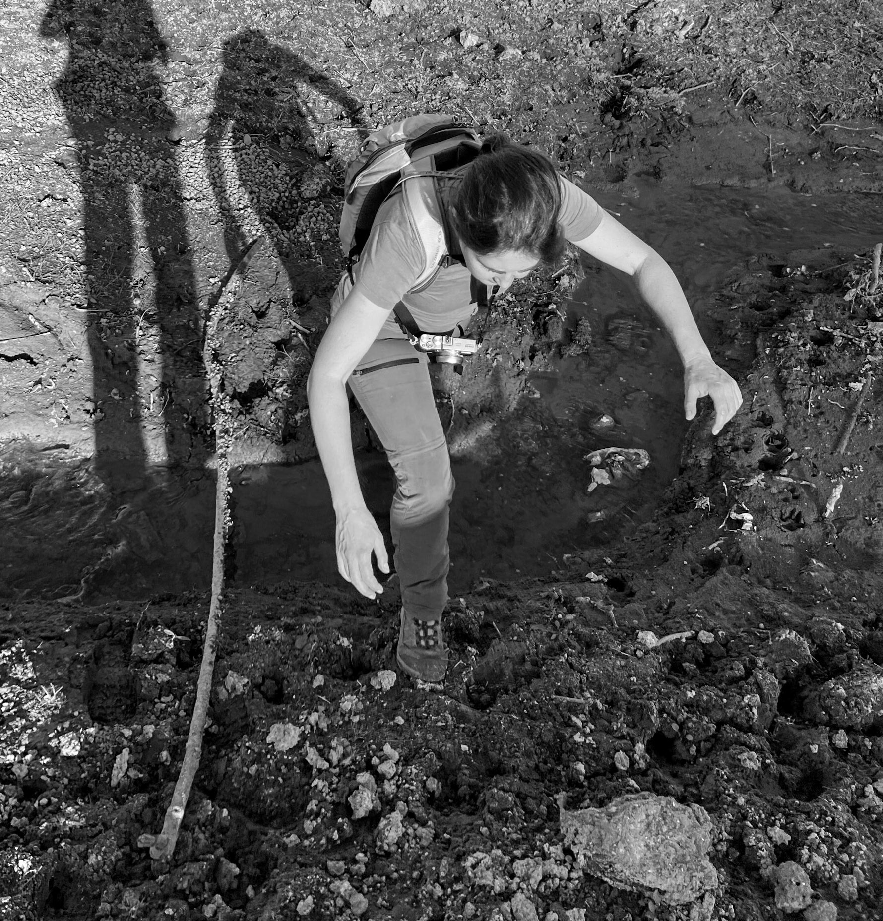 Ömerli reservoir: Tasha crosses the tricky stream