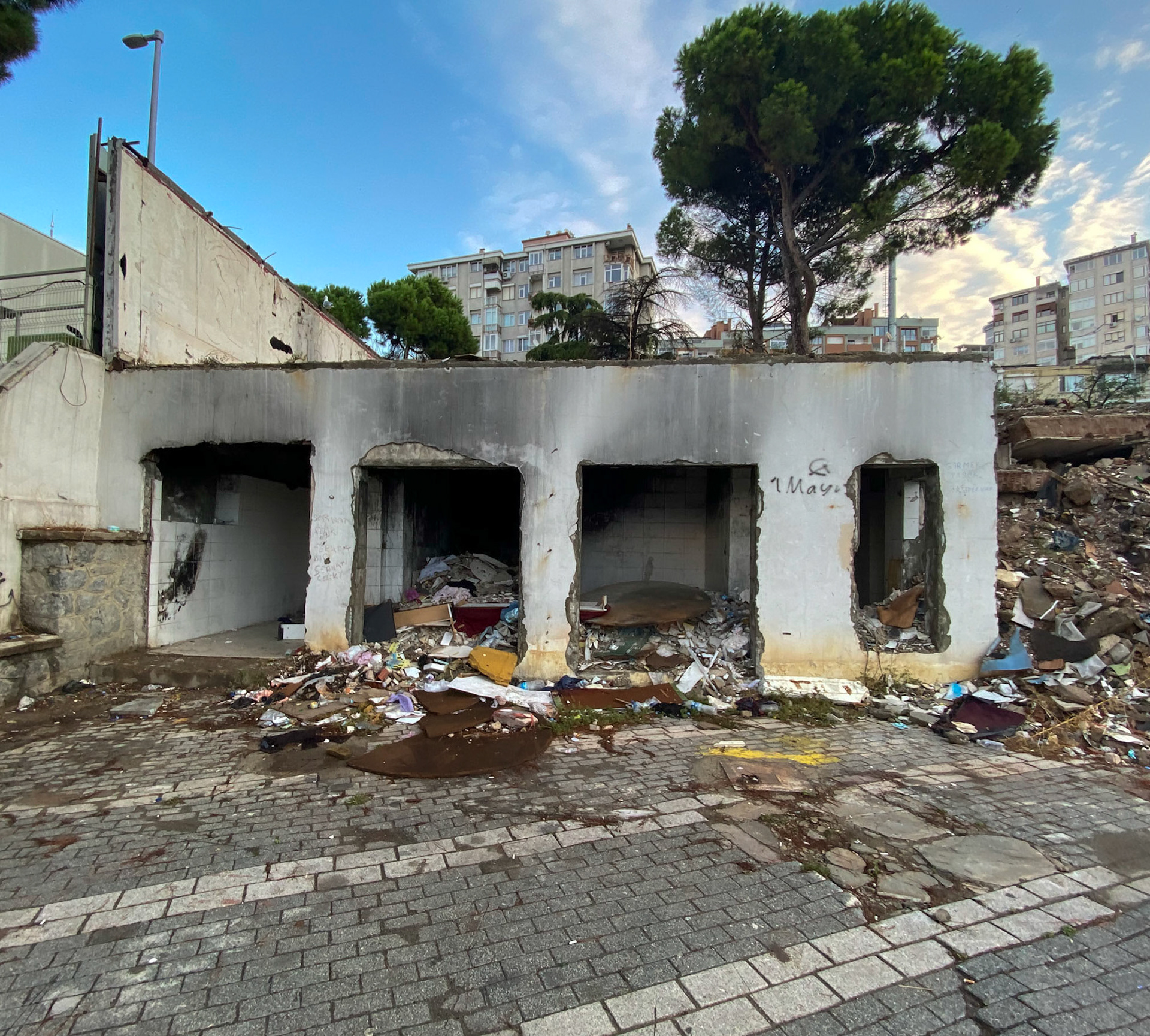 Kartal: ruined modern structure (1. May) &amp; rubbish
