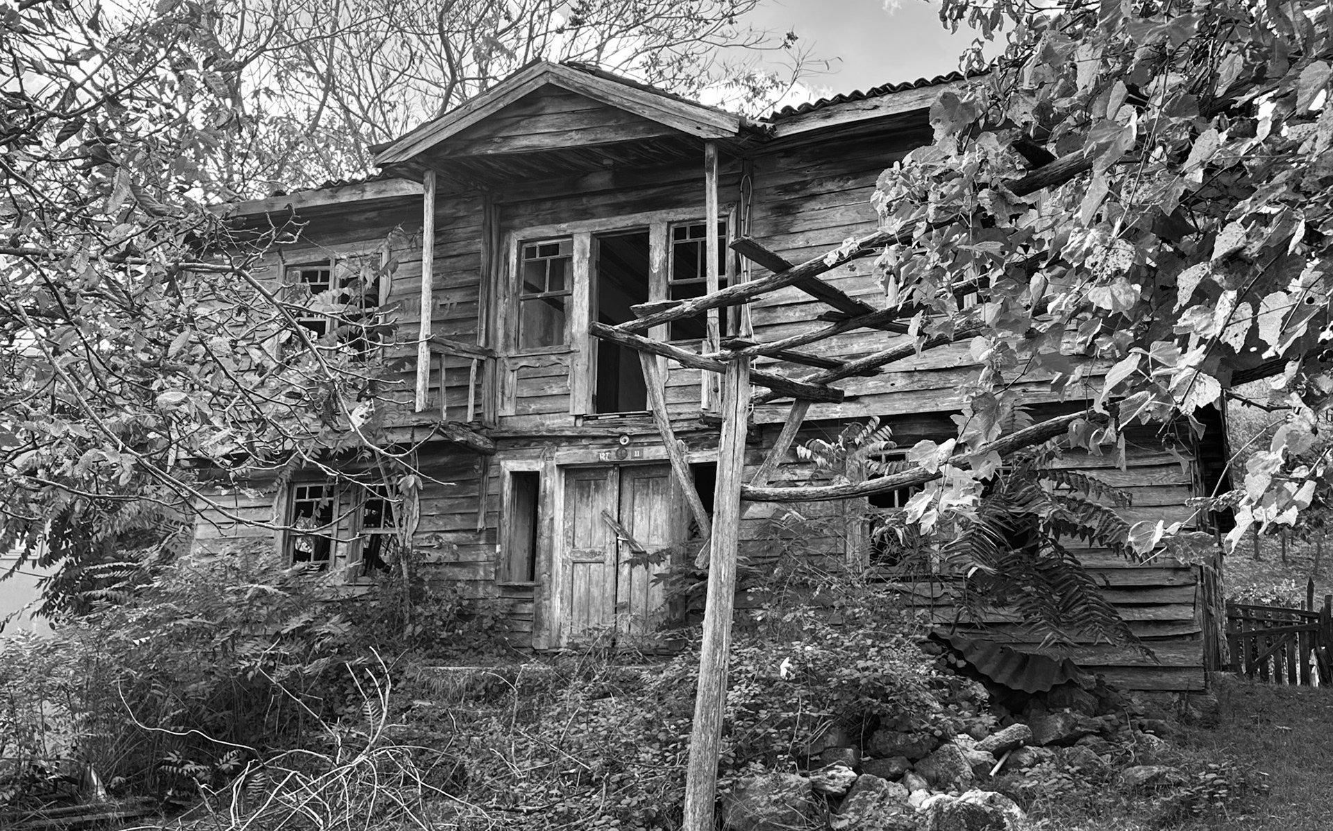 Doǧancılı village: abandoned old wooden house