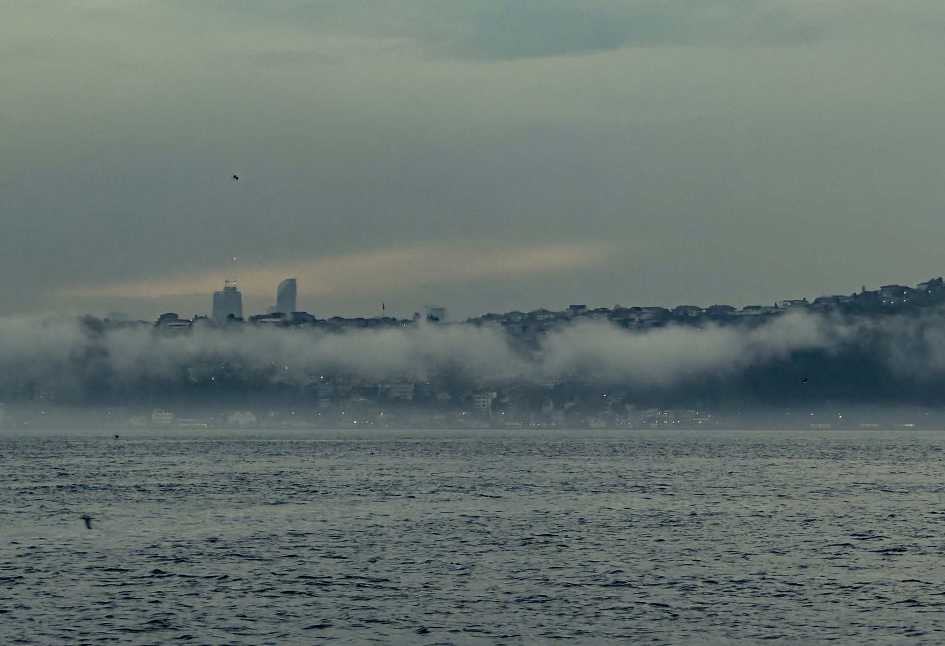 on the ferry between Anadolu Kavaǧı and Yeniköy: evening mist