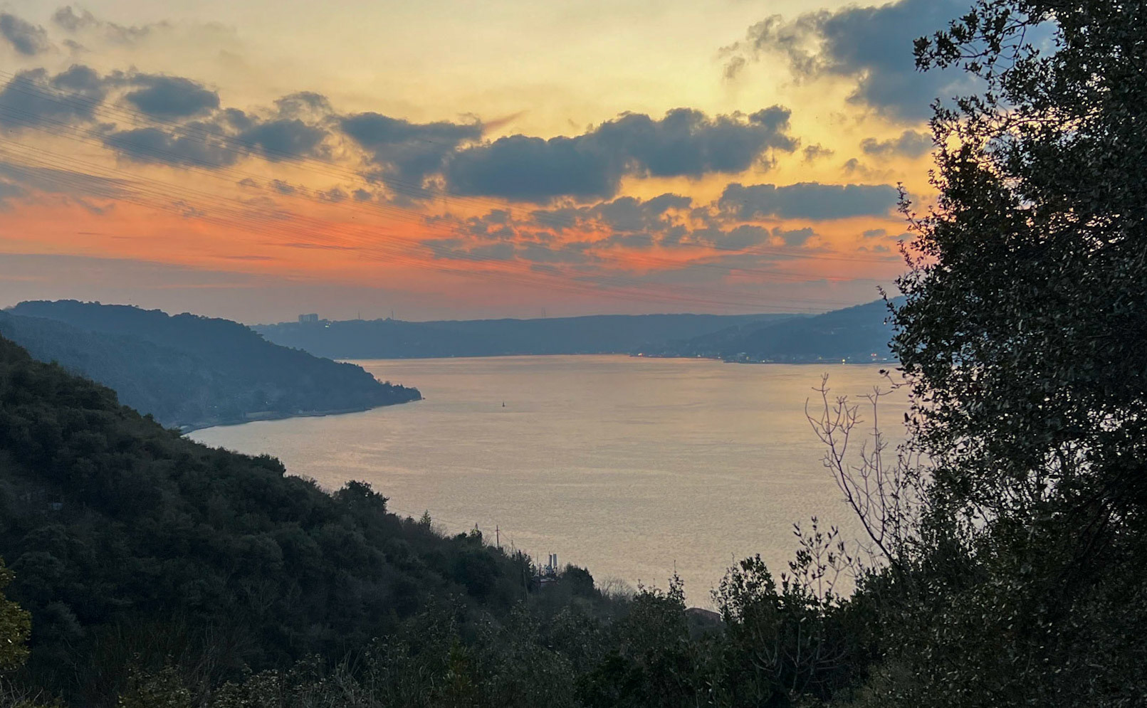 Anadolu Kavaǧı Bosphorus viewing point: sunset over the Bosphorus