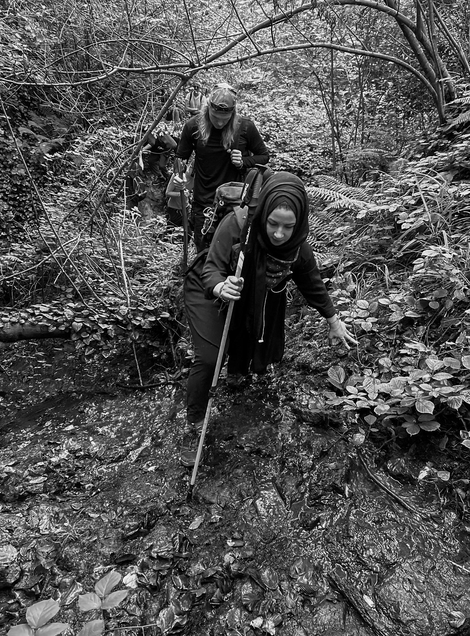 A Deǧirmen tributary streamwalk: hikers on wet rock