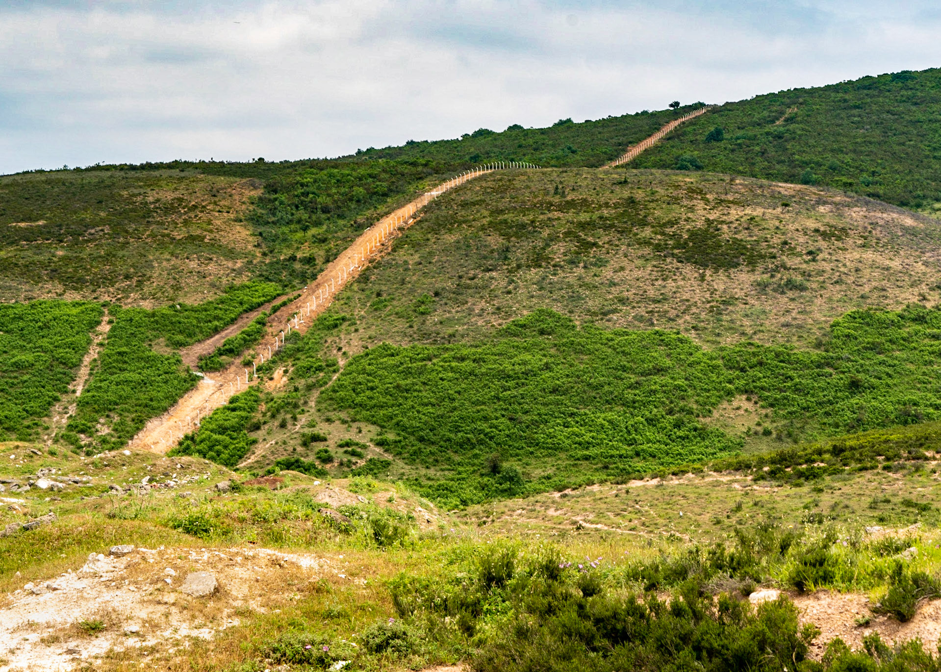 Adadaǧ hills: unfinished new fence (what's it doing there?)