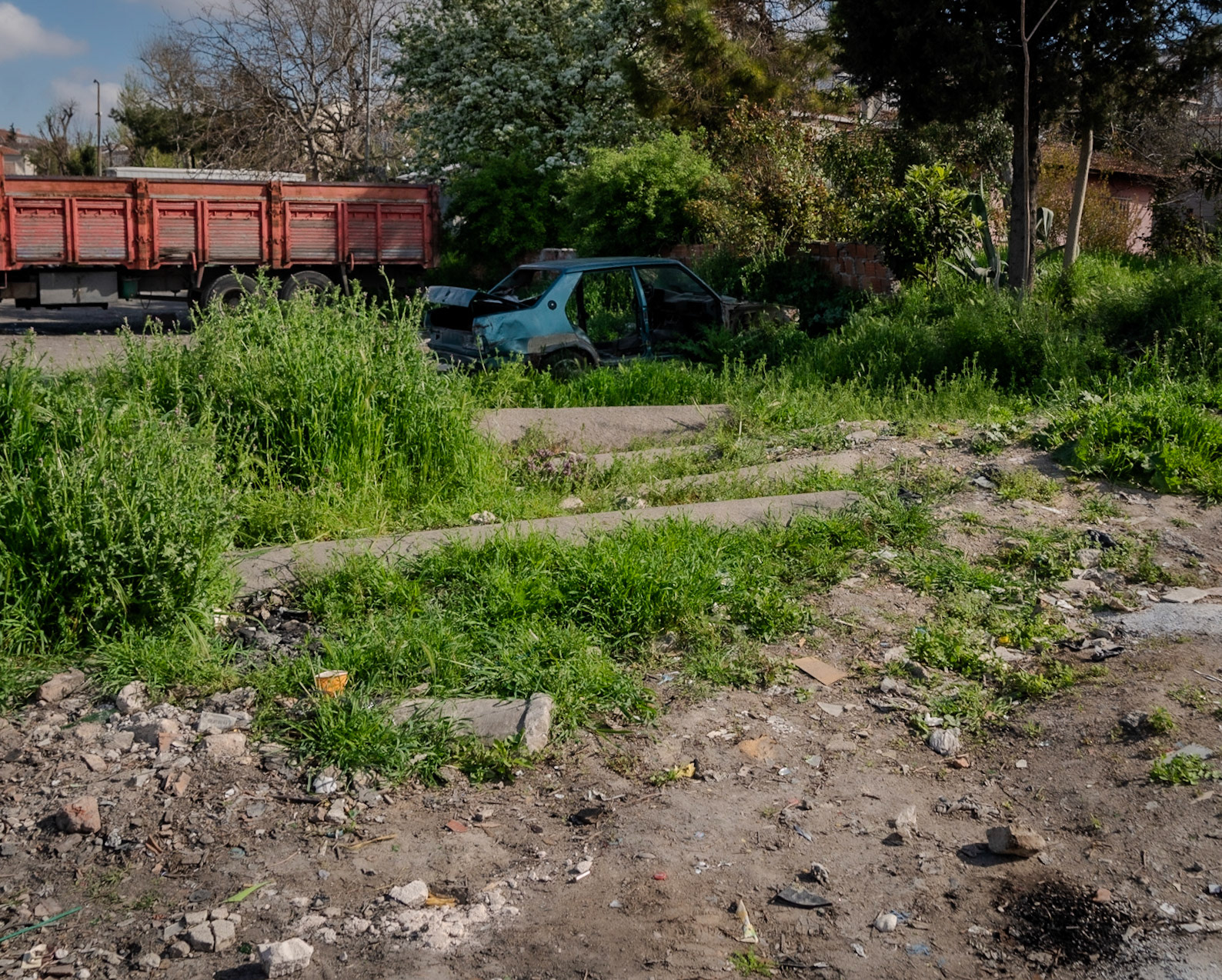 Rhegion: 5 sleeping ancient columns and a blue wrecked car