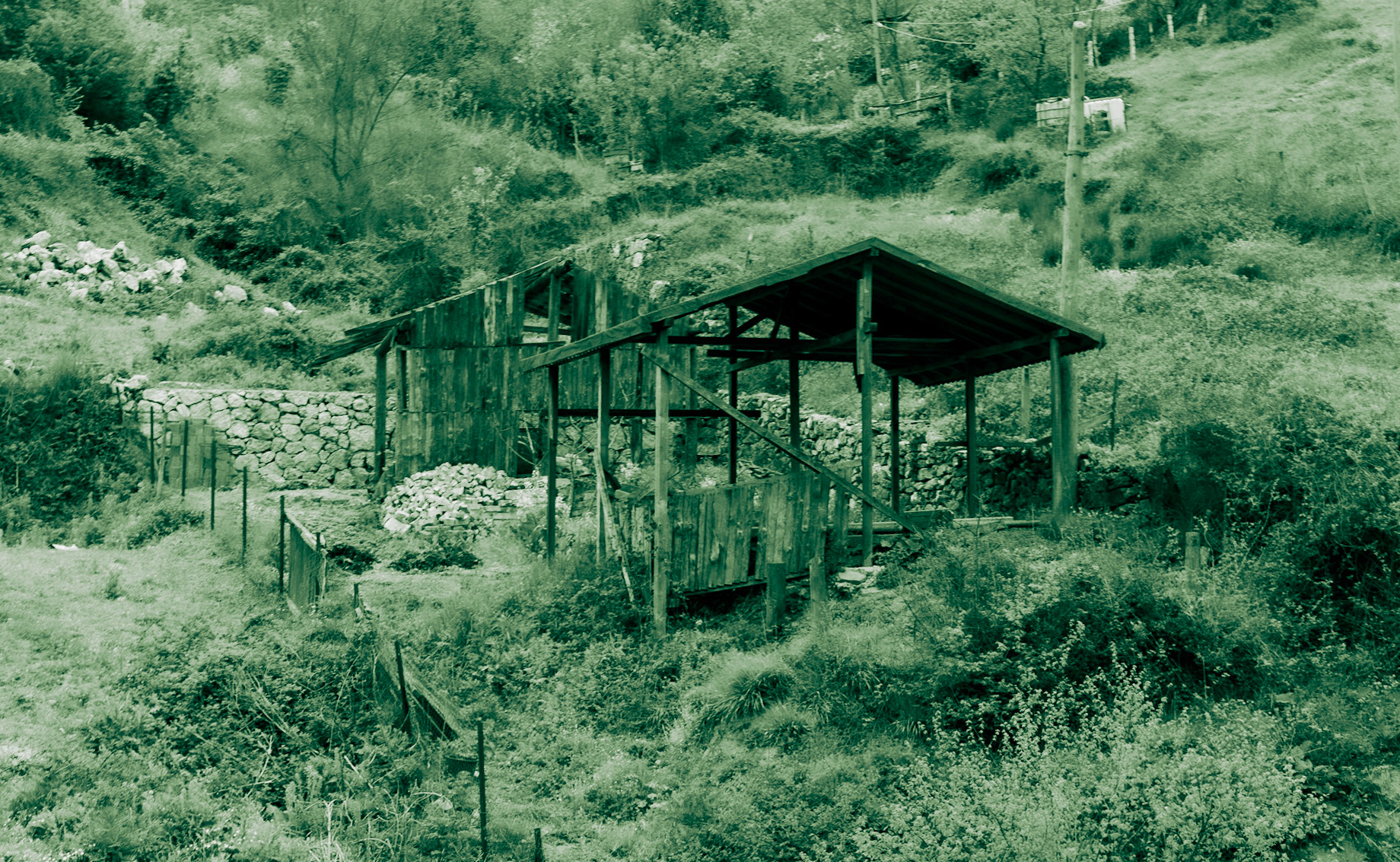 İshaklıköy: terraces and huts