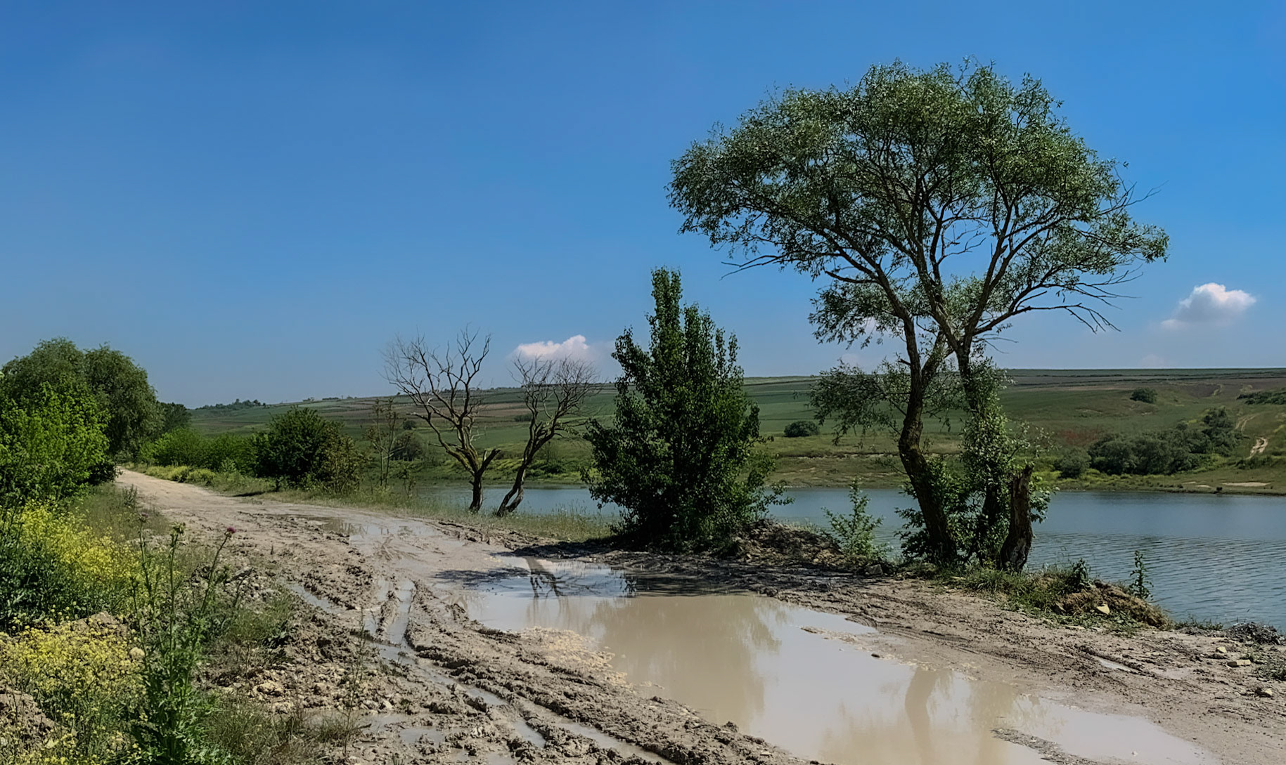 Sazlıdere Reservoir: the (often-muddy) track alongside the reservoir