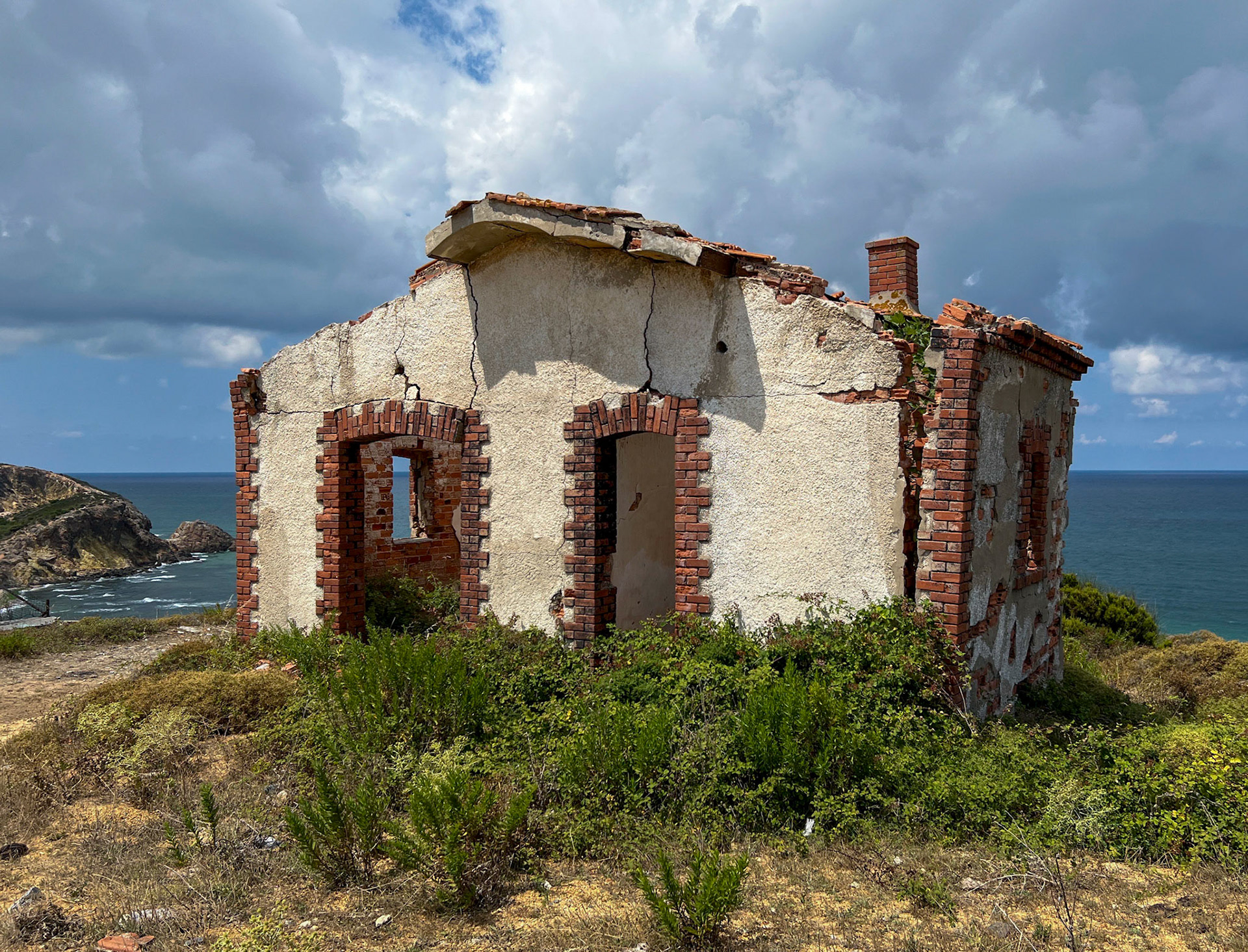 between Kurna fishing hamlet and the Kurna quarry: a lookout cottage