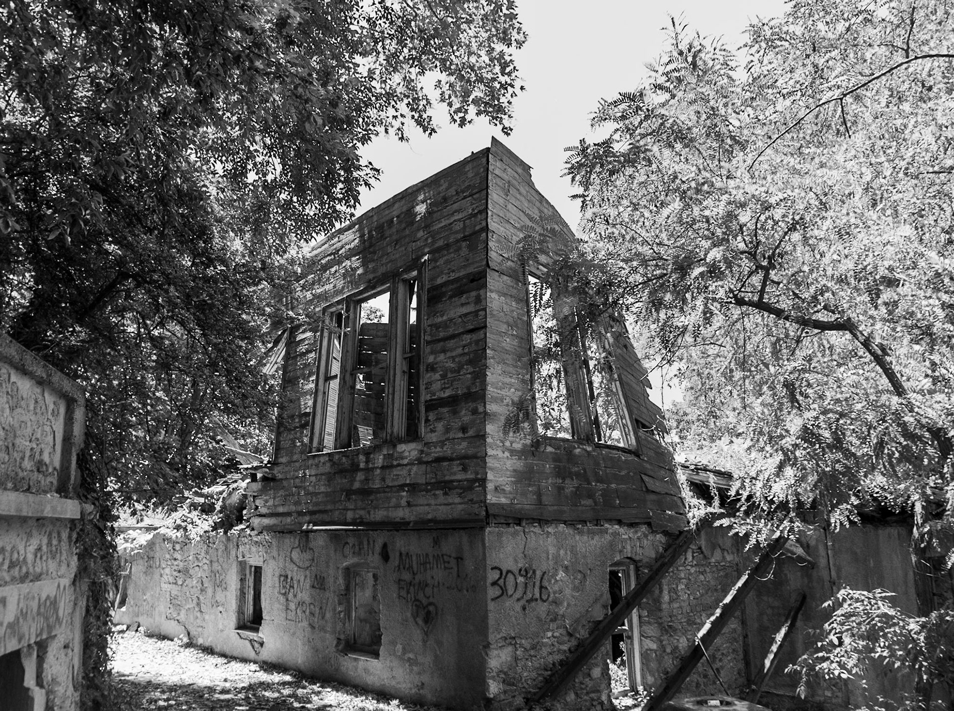 Başıbüyük Ottoman ruined kiosks: view