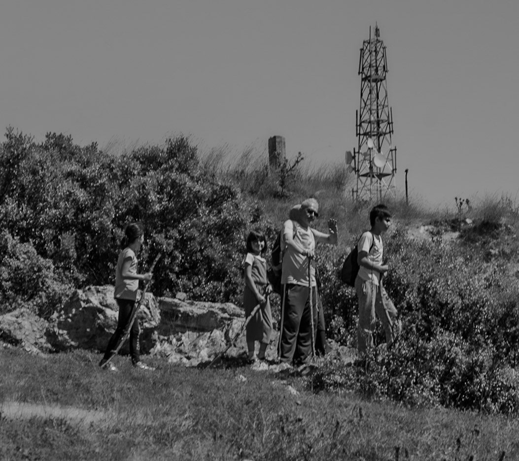 Kayışdaǧ tepesi: we meet a family group of walkers (unusual!)