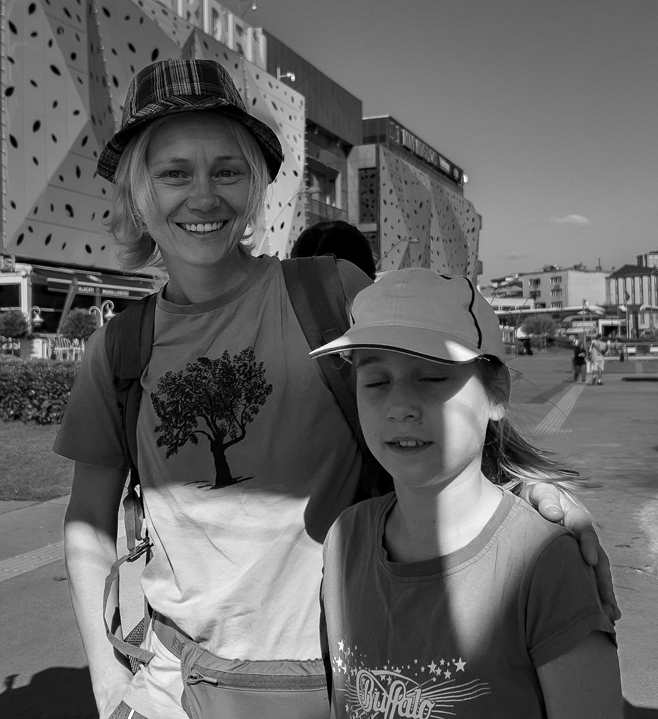 Necip Fazıl bus halt: smiling Alla and smiling Maya