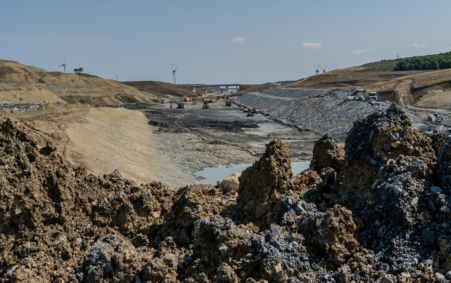 heading south from Baklalı: crossing part of the Northern Istanbul Motorway under construction (looking east)
