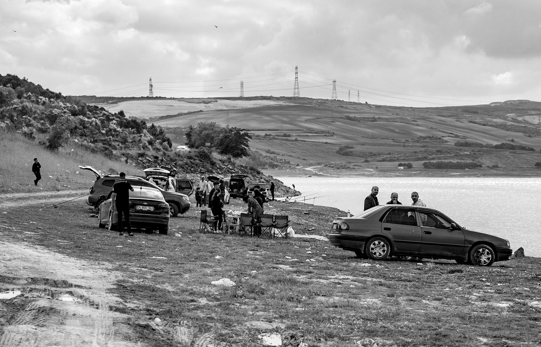 Sazlıdere reservoir: picnickers and fishers