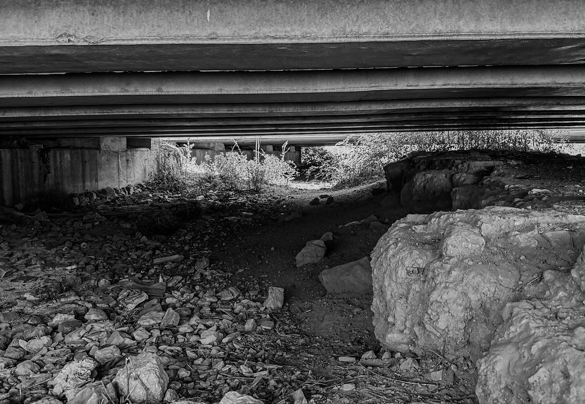Tesko Yıldız underpass: dirt and stone