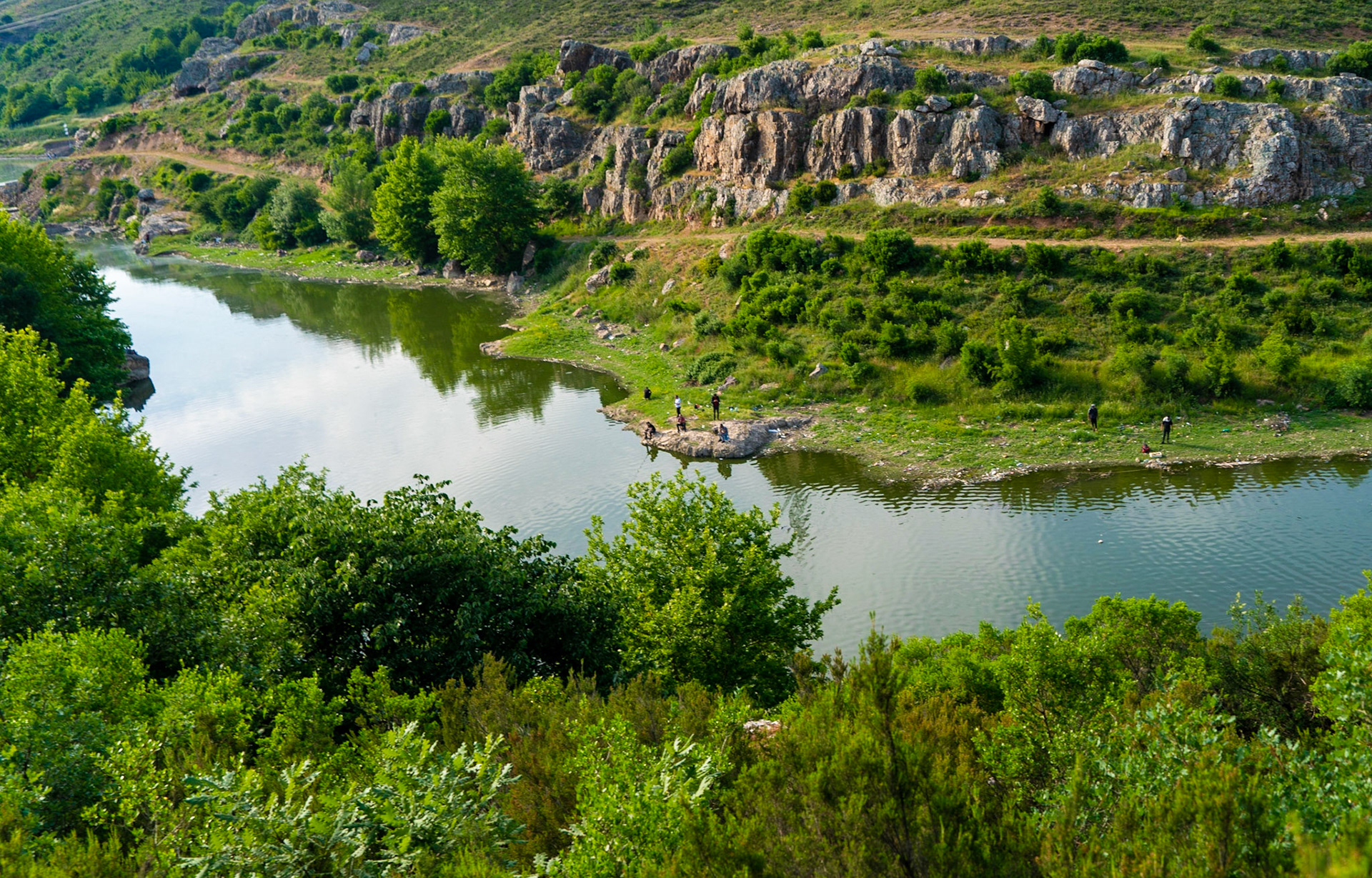 Paşaköy gorge: rocky side with fishers