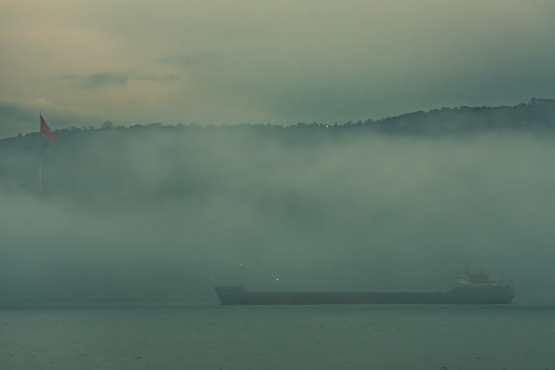 on the ferry between Anadolu Kavaǧı and Yeniköy: red ship in the evening mist