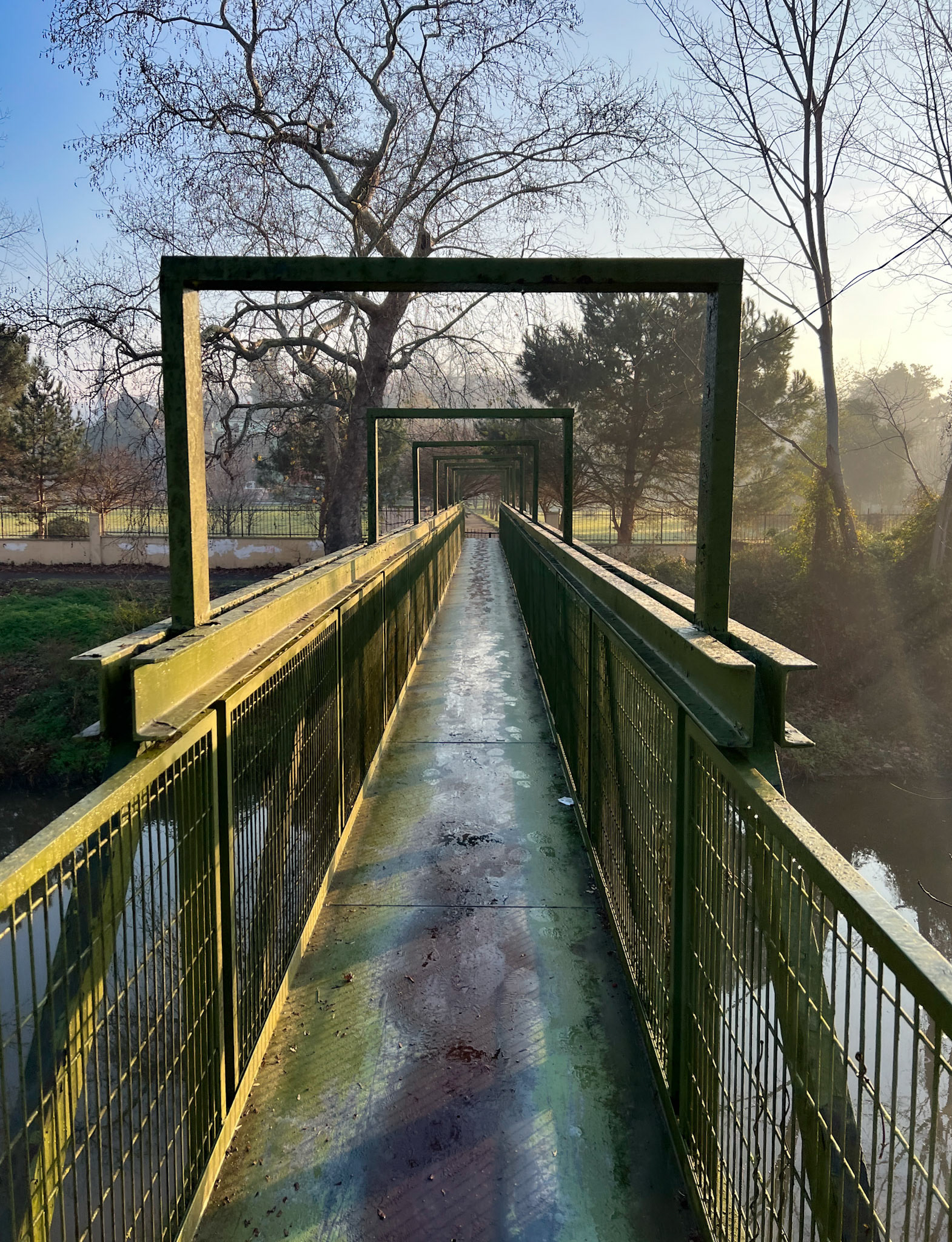 Öǧümce: footbridge over the Riva river