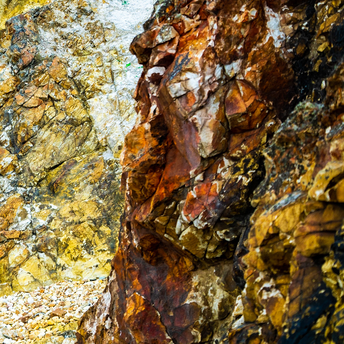 between Kurna fishing hamlet and the Kurna quarry: ruby rock