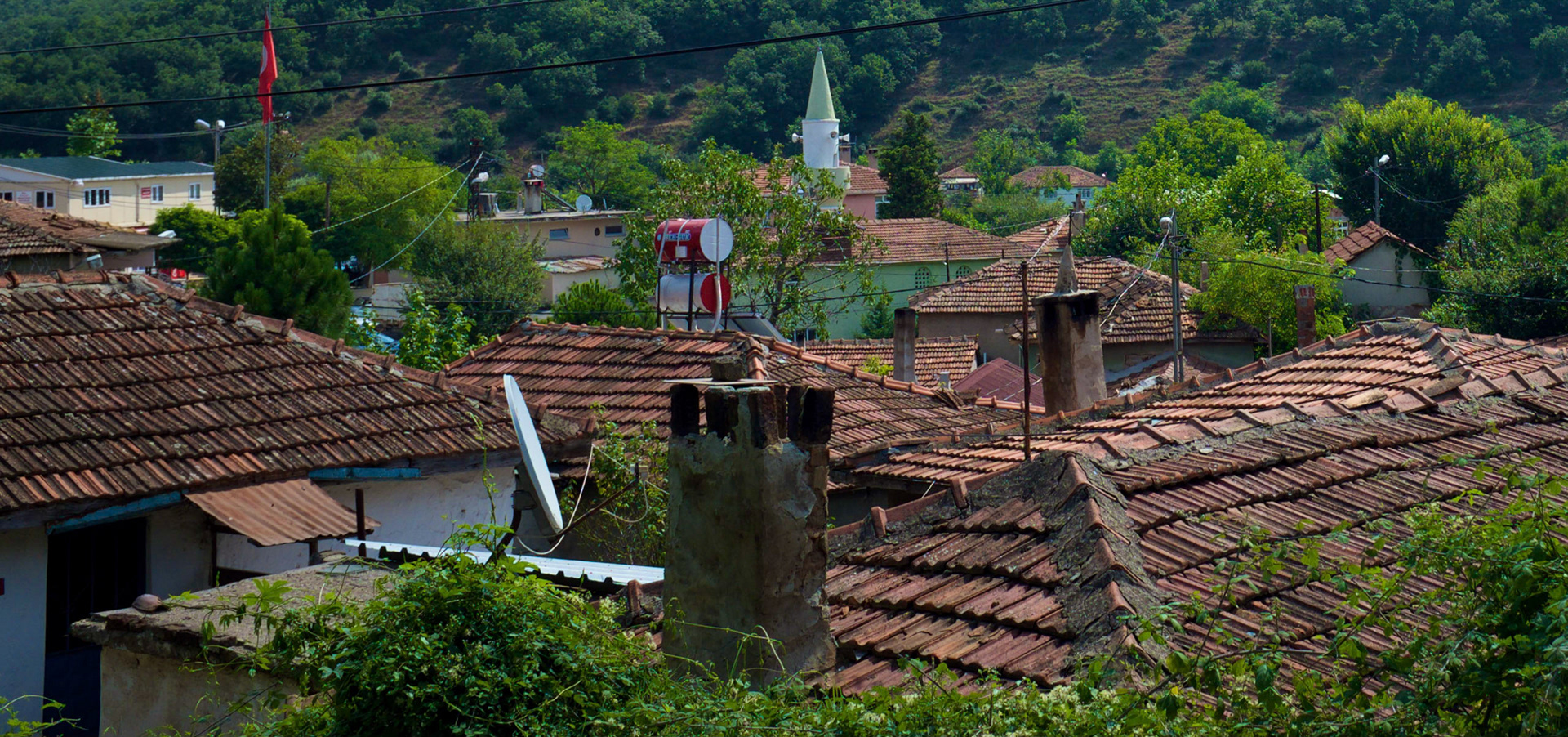 Pirinççi - Turkish flag, mosque, roofs, roof furniture and greenery