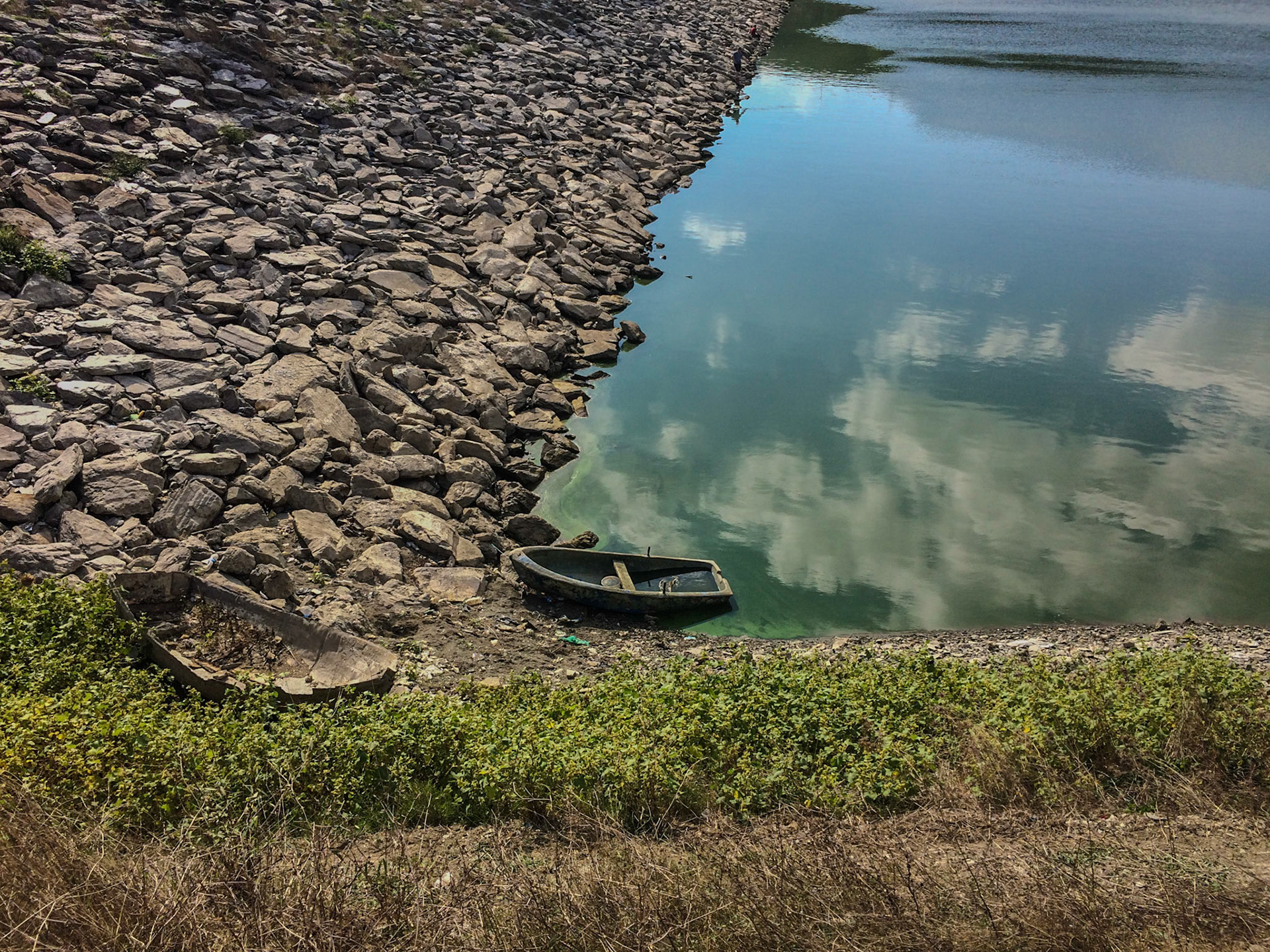 Şamlar village dam: a rowing-boat