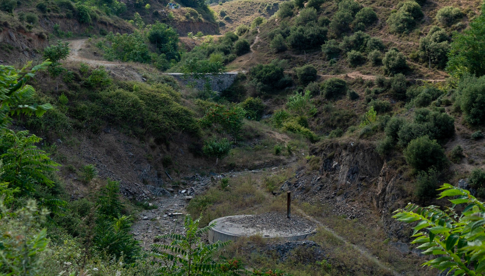 between Güzelce aqueduct &amp; Alibey dam: aqueduct cum footbridge &amp; a mysterious circular structure (what could it be?)