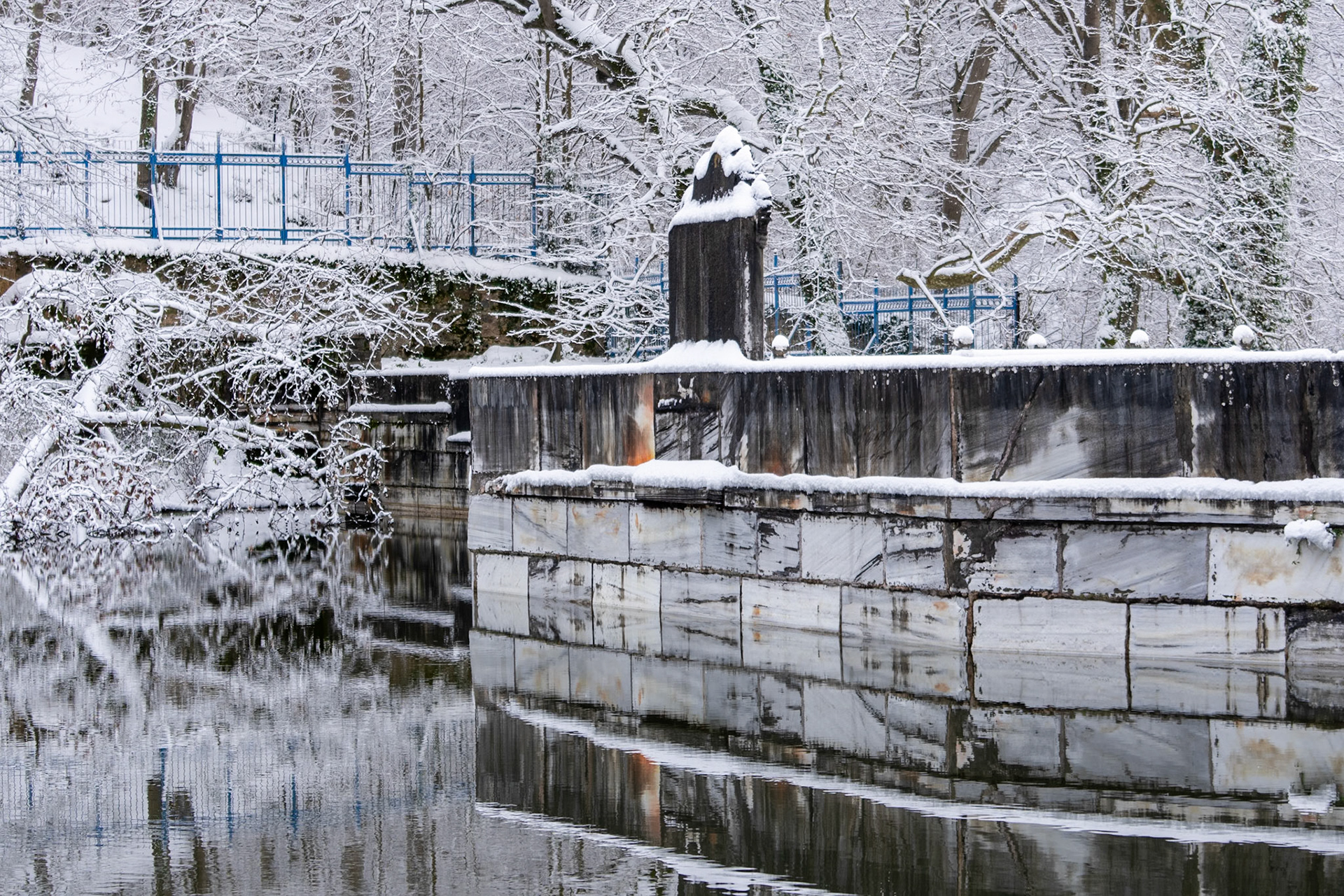Valide Sultan Ottoman dam: snowy relfections