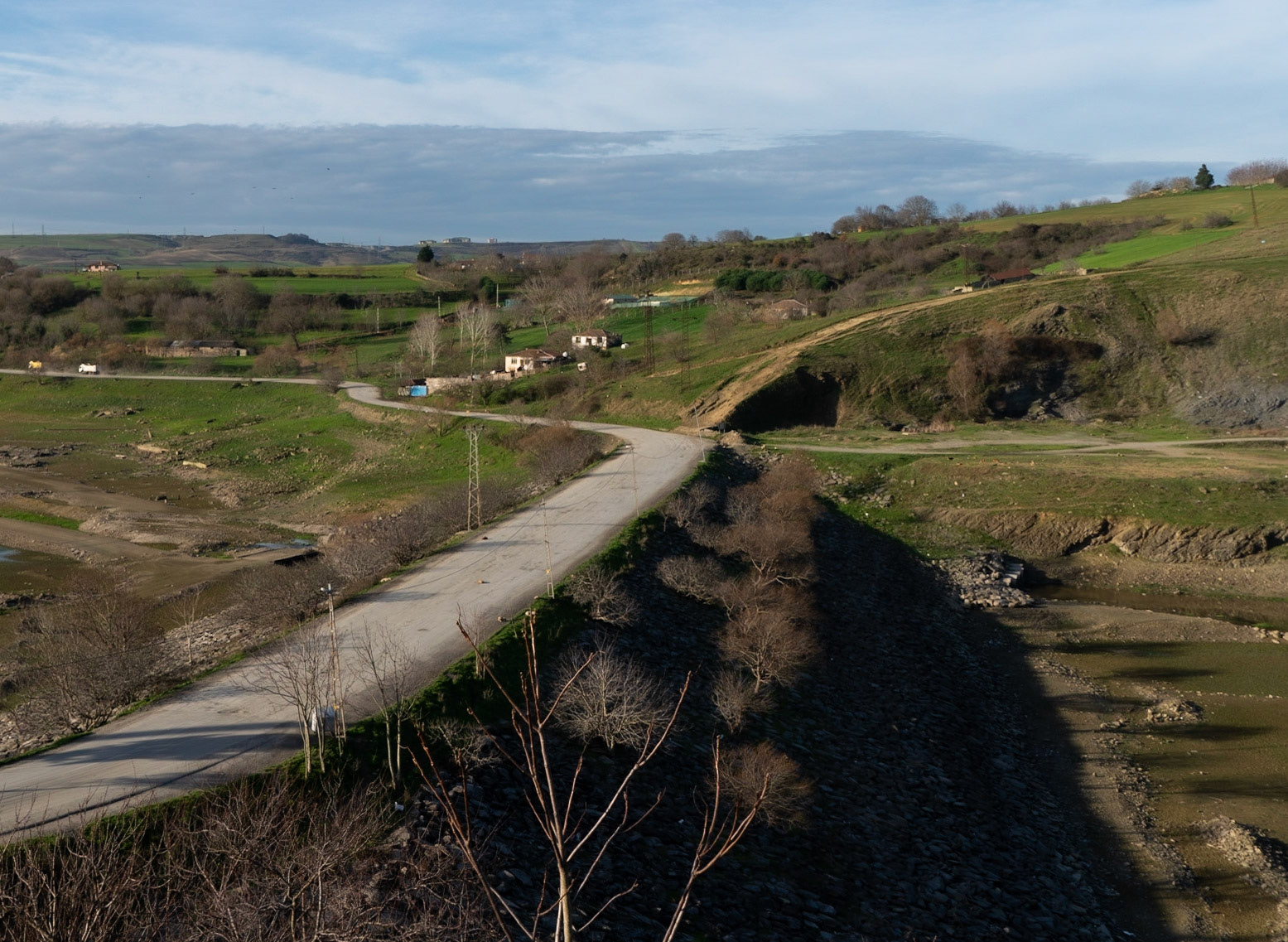 Şamlar: the road accross the village dam