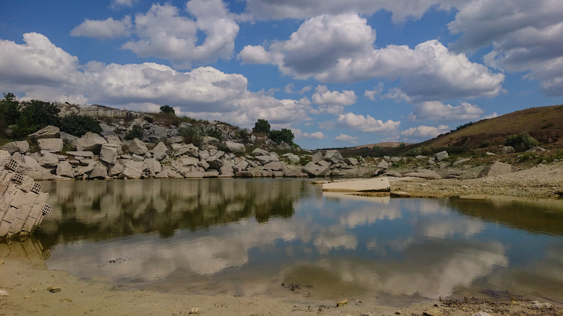 Filiboz quarry: reflected küfeki-limestone blocks