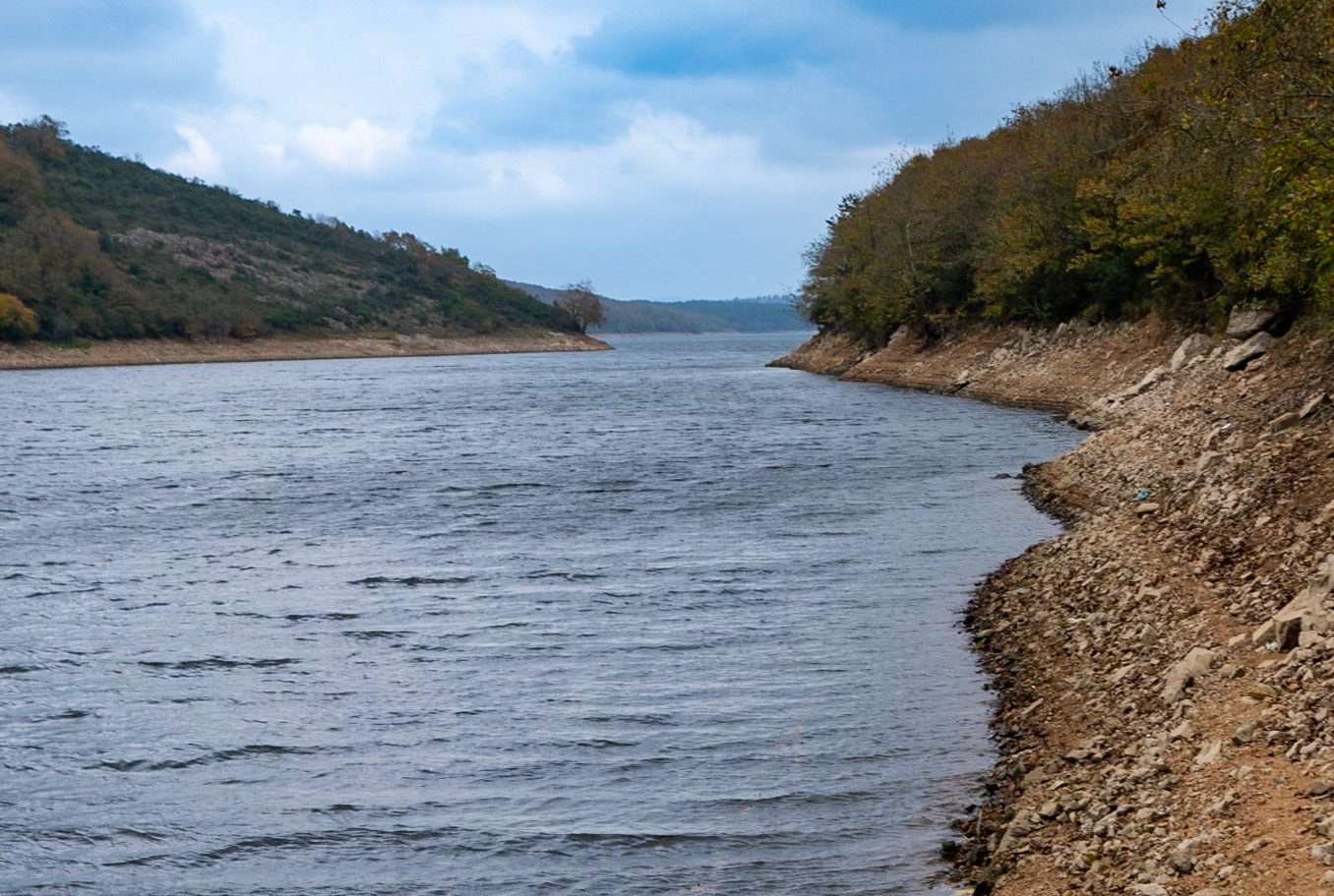 Ömerli reservoir: steep shoreline
